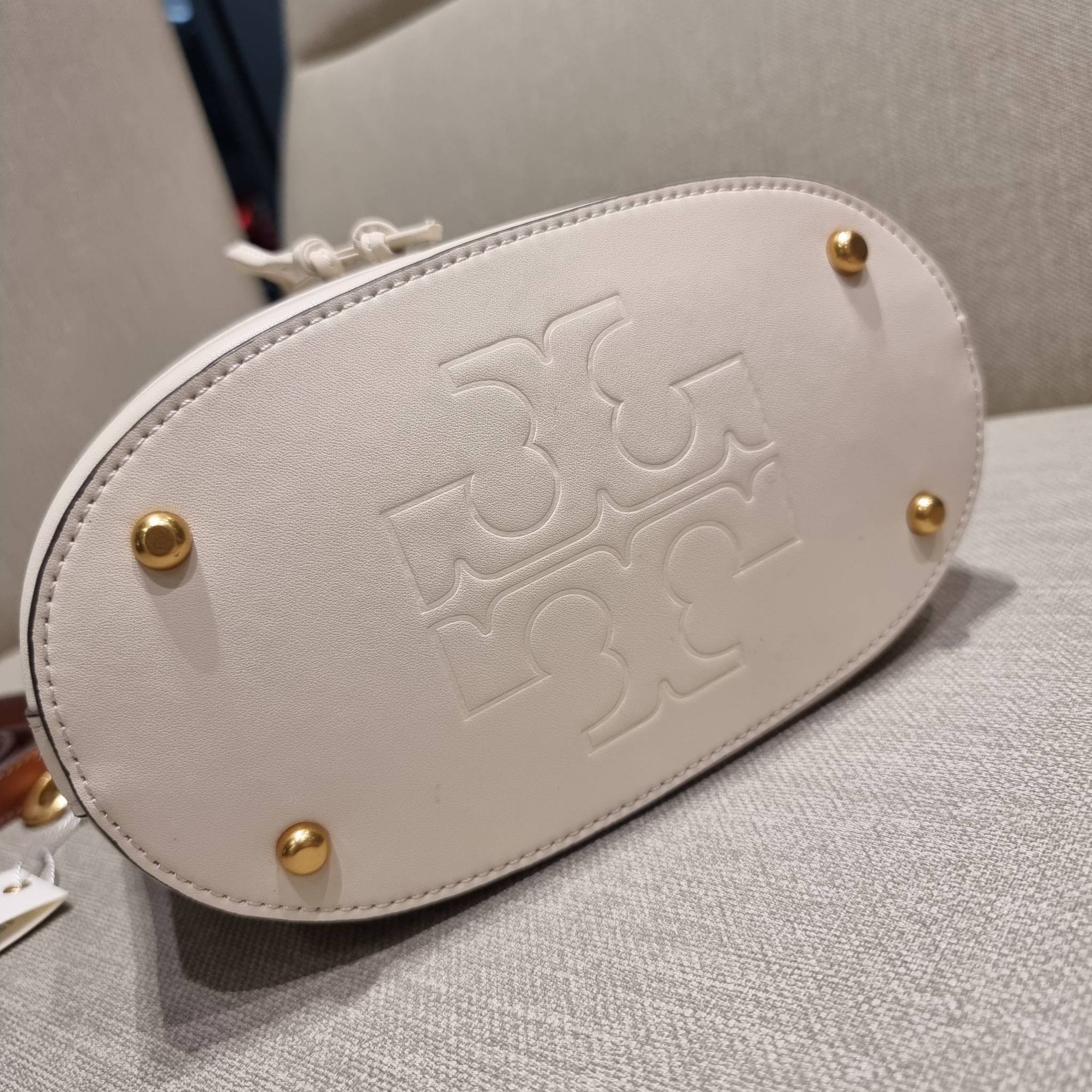 TORY BURCH T MONOGRAM LASER-CUT BUCKET BAG ใจบางที่สุดกับคอลเลคชั่นนี้ กับกระเป๋าสะพายทรงบัคเก็ต รุ่นชูโรงสุดฮิต ที่เพิ่มดีเทลความแพงด้วยการฉลุลวดลายโมโนแกรมรอบใบ ถักทอเป็นเส้นลายสานที่สวยงามมาก งานฝีมือจริงๆ วัสดุหนัง cowhide รูดเปิด-ปิดด้วยเส้นหนัง มาพร