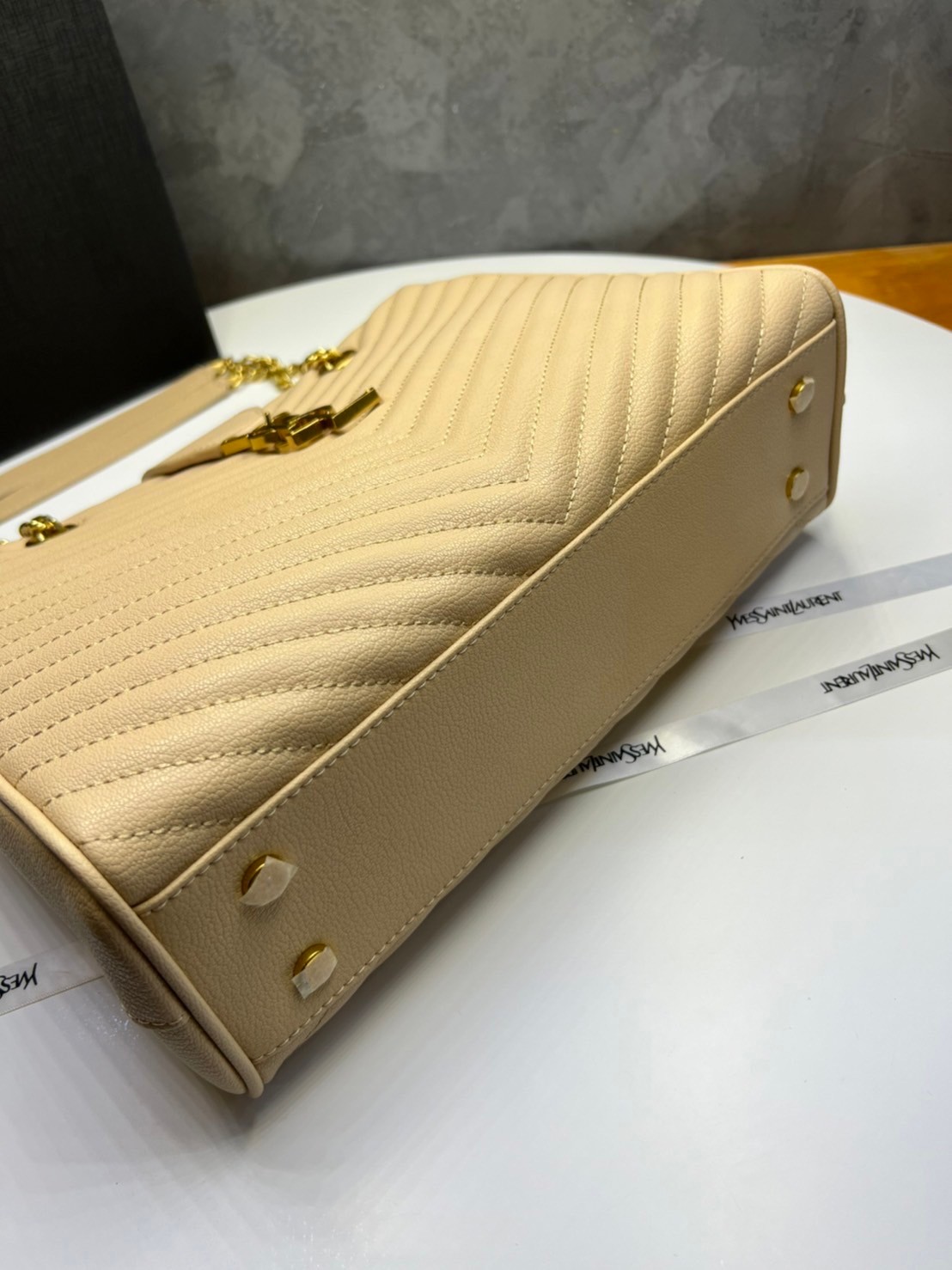 หนังแท้ Saint Laurent YSL Monogram Shopping Large Tote Bag กระเป๋าทรงช้อปปิ้งใบใหญ่ จุของได้เยอะ ภายในแบ่ง 2 ช่อง พร้อมซิปช่องกลาง ภาพสินค้าถ่ายจากงานขายจริง ใช้งานต่างประเทศได้