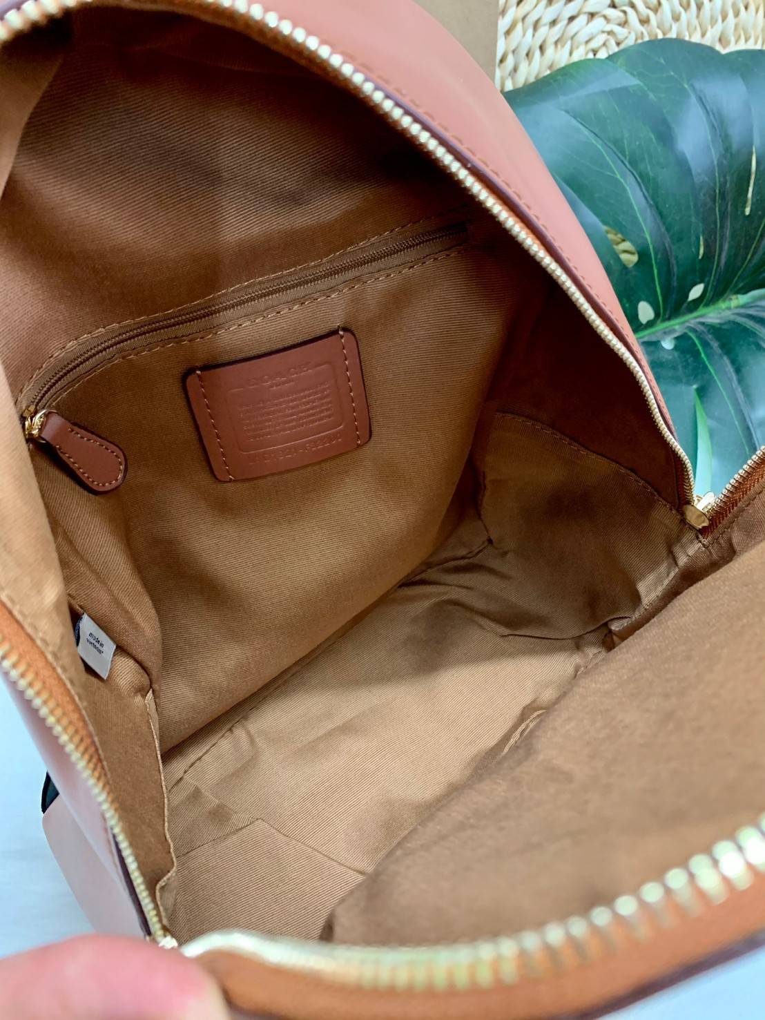 OUTLET 】COACH MEDIUM CHARLIE BACKPACK IN SIGNATURE ((32200)) พร้อมส่งที่ไทยอีกครั้งค่ะ! กระเป๋าสะพายหลังขนาดกลาง หนังแท้+ไนล่อน ด้านหน้ามีช่องซิปให้หนึ่งช่อง;เปิดปิดช่องหลักแบบซิปคู่ ภายในกว้างใส่สัมภาระได้จุนะคะ พร้อมช่องซิปให้อีกช่องค่ะ;สายสะพายสามารถเล