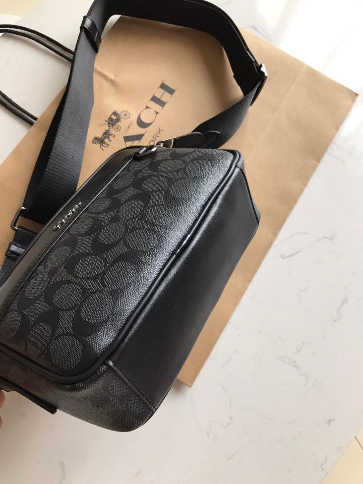 COACH GRAHAM CROSSBODY IN SIGNATURE CANVAS (COACH C4149) กระเป๋าครอสบอดี้รุ่นยอดฮิตสำหรับหนุ่มๆ ที่สาวๆก็ใช้ได้!! รูปทรงดีไซน์คลาสสิค ใช้งานสะดวก วัสดุหนังแคนวาสเคลือบลาย เปิด-ปิดด้วยซิป ภายในเป็นช่องโล่ง ใส่ของสำคัญได้ครบ สายสะพายปรับได้ตามตัว มีมาให้ช้อ