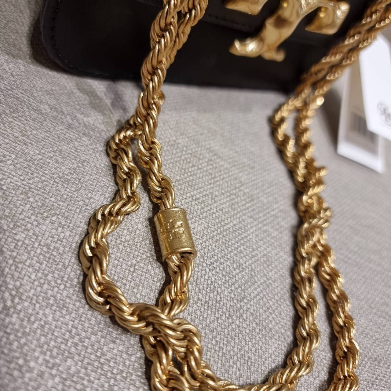 TORY BURCH ELEANOR SMALL CONVERTIBLE SHOULDER BAG ฮอตไอเท็ม รุ่นนี้ขายดีขายหมด คัมแบค!! สวยหรู คุณหนู ผู้ดี!! หายากมากที่สุด!! กระเป๋าสะพายข้าง ดีไซน์อยู่ทรง ขนาดกำลังสะดวกใช้สำหรับสาว วัสดุหนังแท้เต็มใบ สีทูโทน เปิด-ปิดด้วยแถบแม่เหล็ก ภายในแบ่งสัดส่วนได้