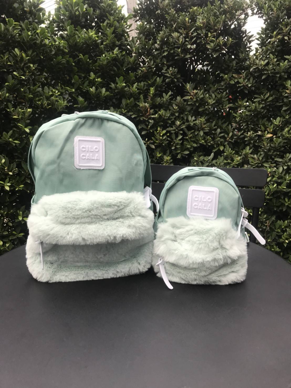 มาแล้ววว แบรนน้องใหม่ CILO CALA กระเป๋าเป้ที่ตอนนี้ฮิตในกลุ่มสาววัยรุ่นที่ญี่ปุ่น และนี้เป็นรุ่นลิมิตเตด CILOCALA FUR BACKPACK สะดุดตาตรงที่มีขนเฟอร์นุ่มนิ่ม อยู่ตรงช่องกระเป๋าซิปด้านหน้า ทำให้ใบนี้ดูน่ารัก หวาน ฟรุ้งฟริ้งขึ้น