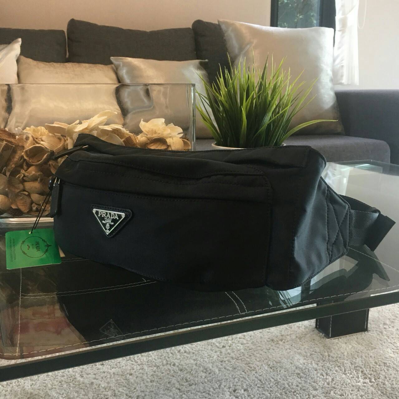 New Must Have Now อีกหนึ่งรุ่น Prada เหมาะกับท่านชาย เป็นอย่างยิ่ง กับกระเป๋าคาดอก / คาดเอว ทรงสวย จากงานพรีเมี่ยมกิ้ฟจากแบรนด์ PRADA ทรงฮิต วัสดุผ้า NYLON คุณภาพดี กันน้ำ100% ใส่ของได้หลากหลาย ตัวกระเป๋าอะไหล่สีเงิน ตัวล้อคปั้มจมแบรนด์สุดหรู ด้านมาพร้อมซ