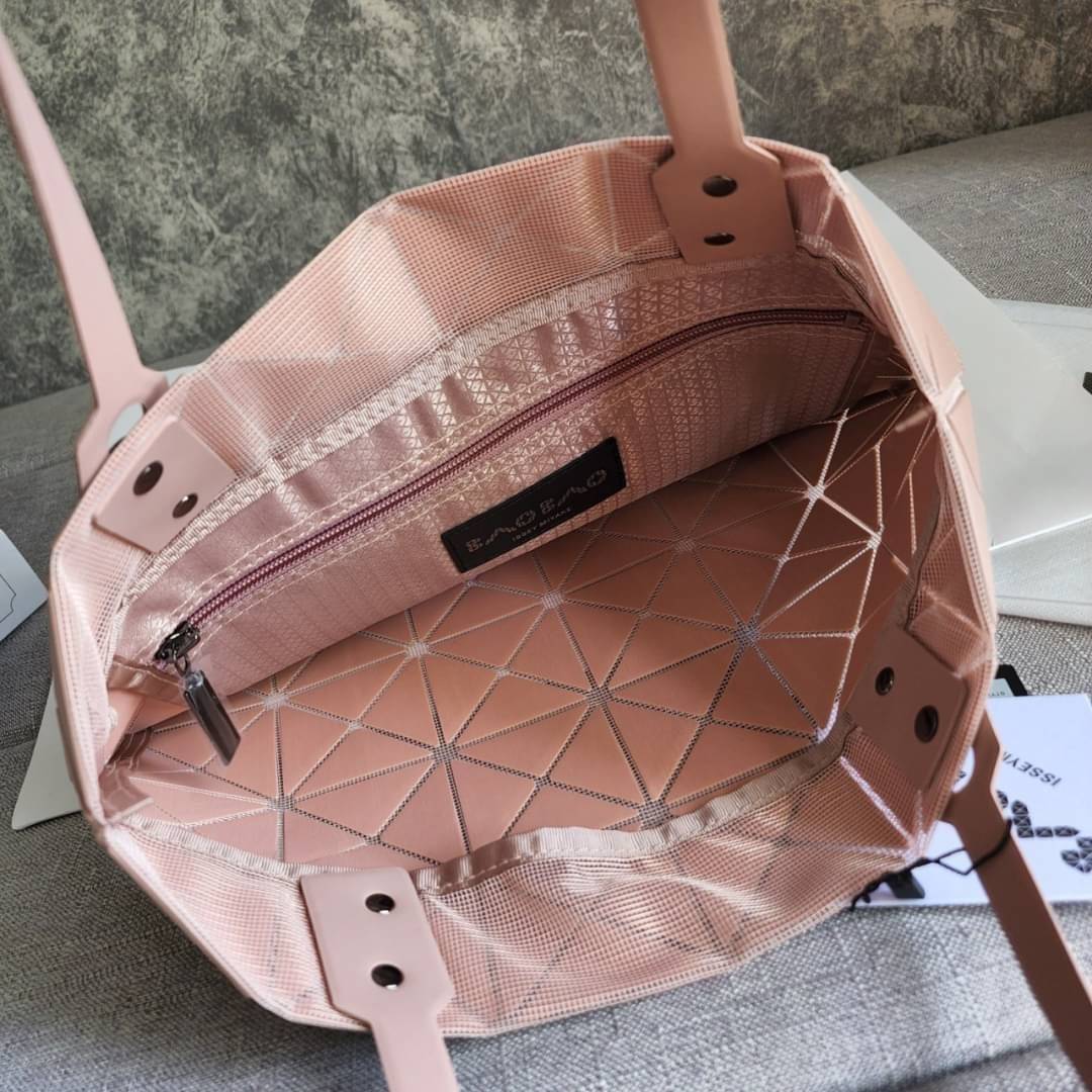 BAO BAO ISSEY MIYAKE LUCENT ONE-TONE กระเป๋า Bao Bao จากแบรนด์ดัง Issey Miyake แบรนด์แฟชั่นจากประเทศญี่ปุ่น ซึ่งมีสินค้ามากมายไม่ว่าจะเป็นเสื้อผ้า นาฬิกา น้ำหอม และที่ขาดไม่ได้นั่นก็คือ กระเป๋า Bao Bao ที่มีความพิเศษในเรื่องของวัสดุและดีไซน์ที่ครองใจสถาปน