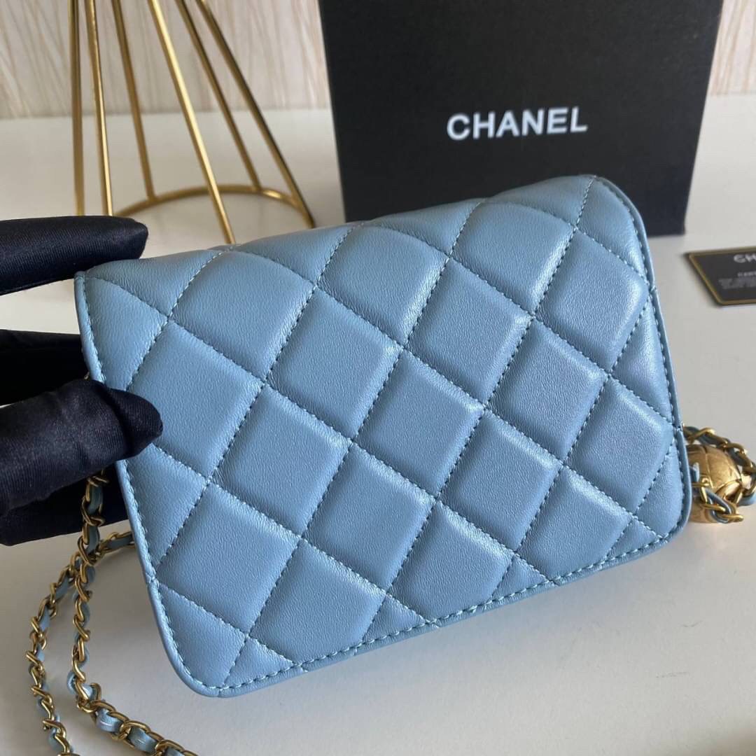 VIP GIFT 】หนังแกะแท้ CHANEL lambskin small shoulder bag with chain เรียบหรู ดูดี ดีไซน์สุดคลาสสิค ใช้ออกงานได้เลย มีสายโซ่อะไหล่ทองรมควันอย่างลงตัว ไอเท็มแนะนำพร้อมส่งที่ไทยราคาสุดคุ้มห้ามพลาดค่ะ!