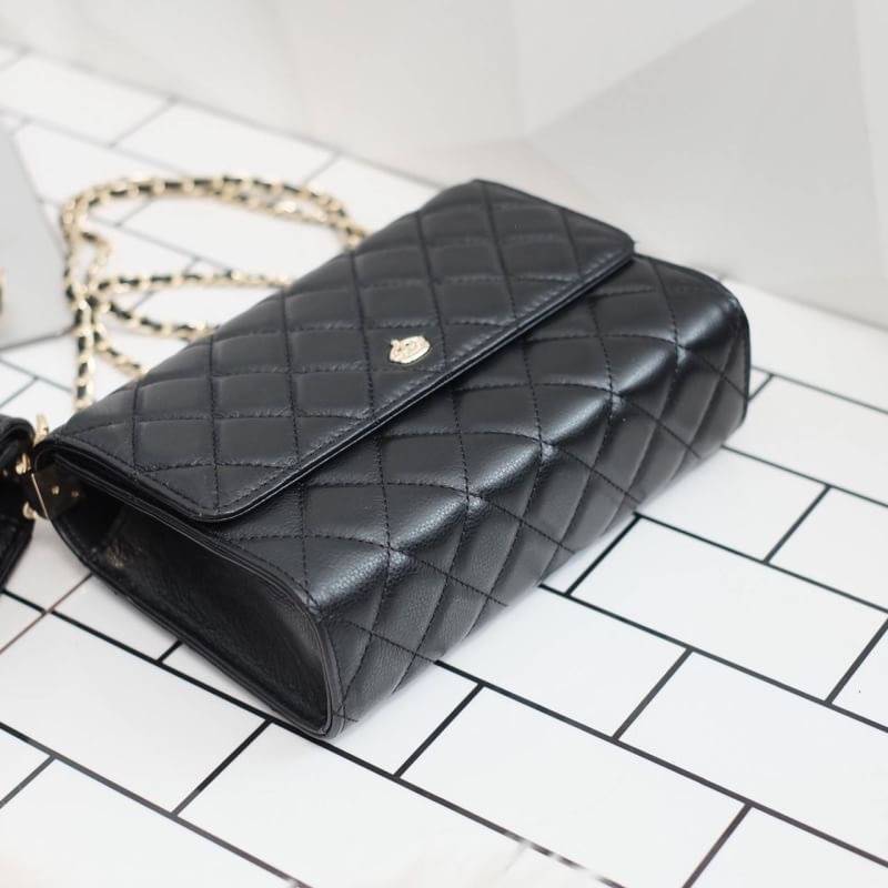 รุ่นขายดีที่สุด ** รอบใหม่ **หนังวัวแท้ สวย นิ่มมากๆค่า และ ปักลายตารางออกมาสวยมาก ** KEEP รุ่น Florence Flat bag ตัวกระเป๋าหนังแท้ นิ่ม-ตึง สุดๆ รุ่นนี้ จะมี 2 ขนาด คือ mini และ classic ไซด์