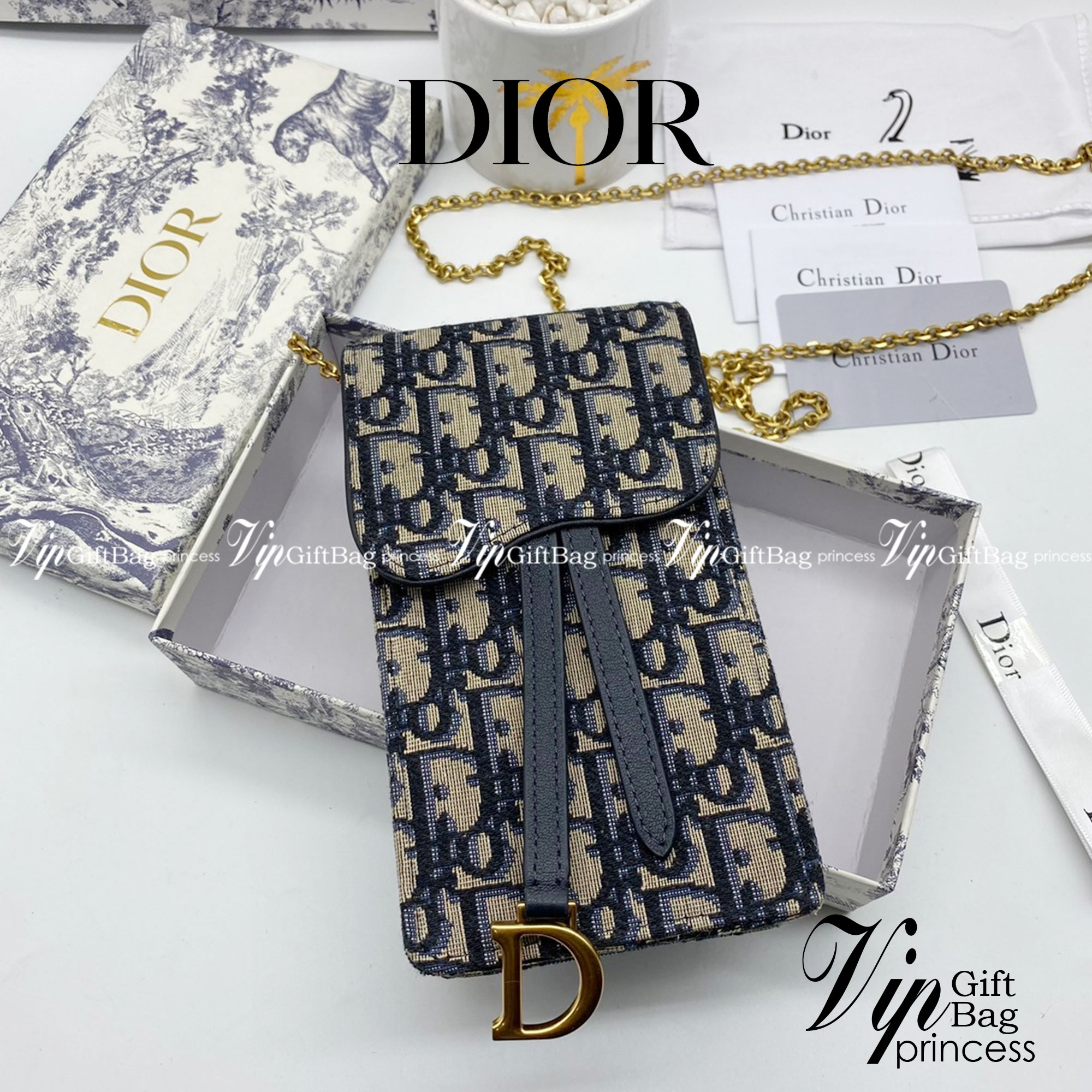หนังแท้ DIOR PHONE BAG / DIOR PHONE HOLDER BAG กระเป๋าใส่โทรศัพท์เอกลักษณ์ของความหรู สายสะพายโซ่อะไหล่ทอง วัสดุหนังแท้และผ้า Jacquard อย่างดีสวยงามที่สุด ผสมผสานความสง่างามและคลาสสิกที่เข้ากับยุคสมัย ด้านหน้าโดดเด่นด้วยซิกเนเจอร์แบรนด์ เป็นอีกหนึ่งรุ่นที่