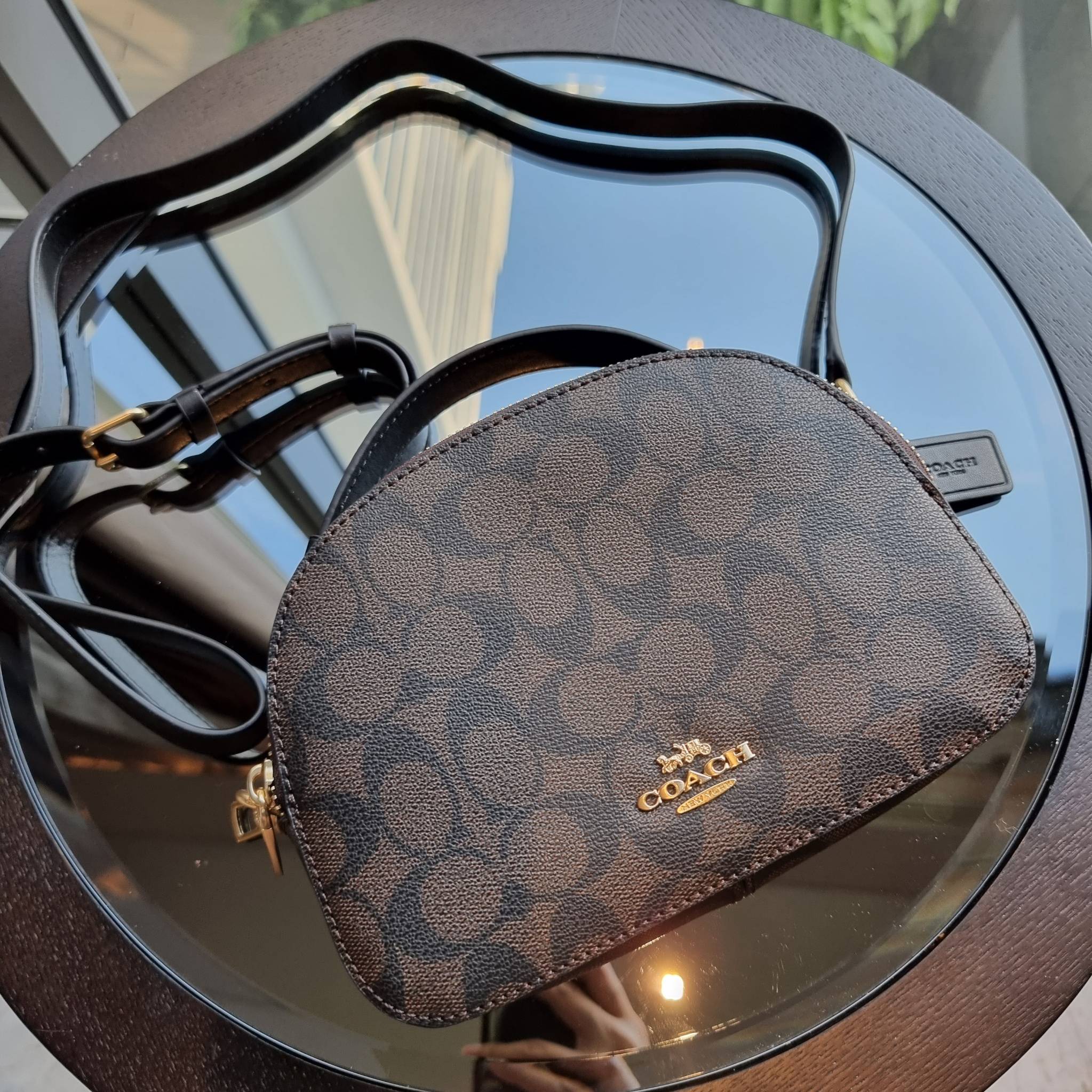 OUTLET 】COACH 1591 SERENA SATCHEL IN SIGNATURE CANVAS กระเป๋าสะพายคอลเลคชั่นยอดฮิต ดีไซน์ลุคผู้ดี ต้องยกให้น้องใบนี้เลย!! จัดสีขายดี สีลุคคุณหนูมาให้ สวยตาแตก!! วัสดุหนังแคนวาส เปิด-ปิดด้วยซิป 2 ช่องหลัก ภายในเป็นช่องโล่ง เก็บของได้แบบสบายๆ ใส่มือถือได้ทุ