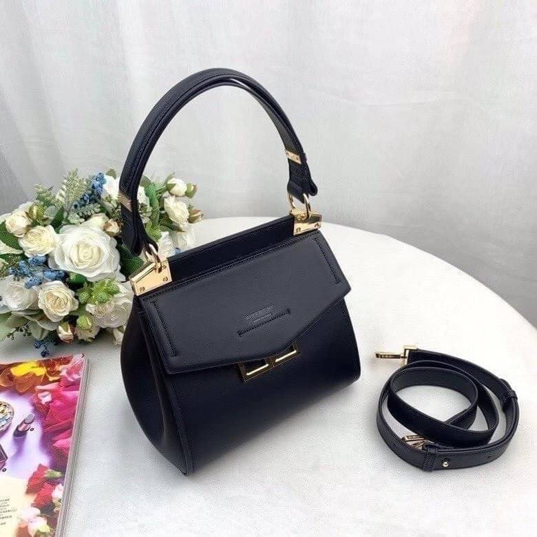 หนังแท้ Givenchy Mini Mystic Calfskin Leather Satchel / Givenchy Top Handle Bag กระเป๋ารุ่นใบใหม่จากแบรนด์หรู การออกแบบเชิงมุมโดดเด่นด้วยแผ่นปิดสามเหลี่ยมที่มีรายละเอียดพร้อมการปิดด้วยแม่เหล็ก double-G พกติดตัวไว้ที่หูหิ้วด้านบนหรือสวมสายสะพายทรงเรียวเพื่