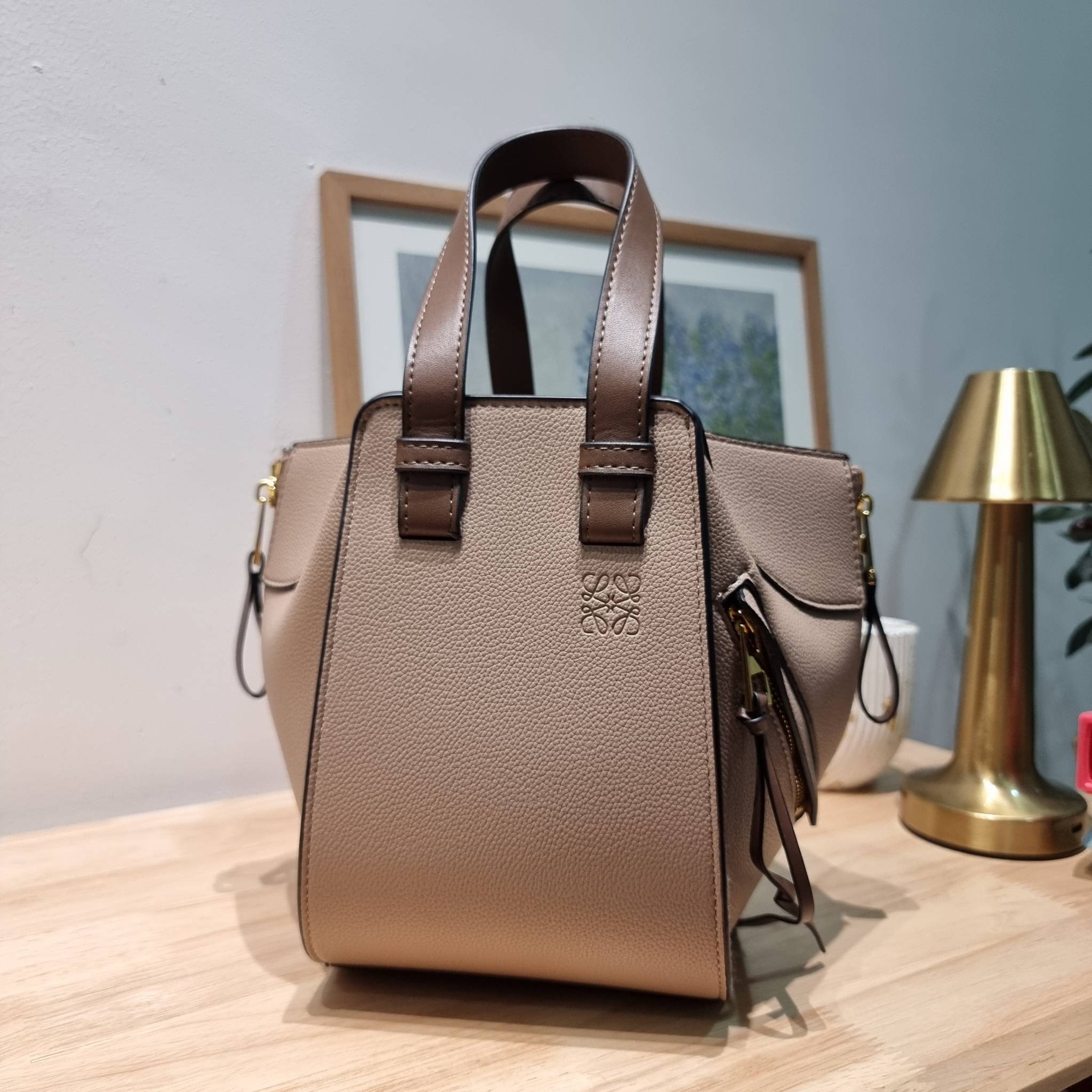 LOEWE SMALL HAMMOCK IN SAND GRAINED LEATHER คอลสุดฮิต ไอเท็มยอดนิยม ที่ใครๆก็ใช้กัน!! กระเป๋าสะพายดีไซน์สุดแซ่บ ที่สามารถปรับเปลี่ยนรูปทรงได้หลากหลาย