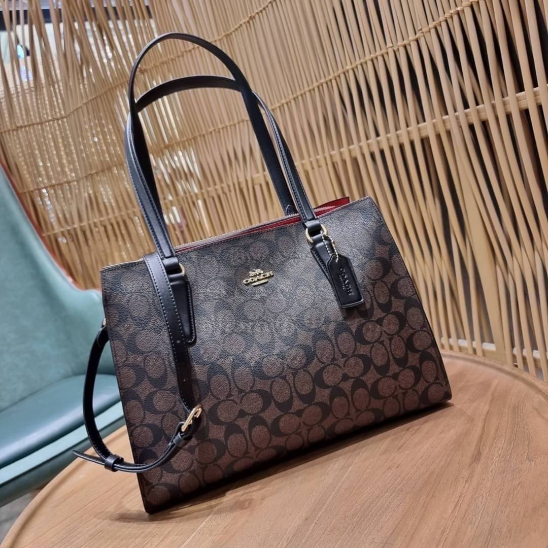 COACH C4075 TATUM CARRYALL IN SIGNATURE CANVAS คอลเลคชั่นใหม่ล่าสุด จัดมาให้ได้สวยก่อนใคร สวยหรูทุกสี!! ลุคผู้ดีต้องมาอีกหนึ่ง กระเป๋าสะพายทรงสวย ที่มาพร้อมสายสะพายไหล่ในตัว และสายครอสบอดี้สำหรับสะพายข้าง วัสดุหนัง crossgrain สวยคมมากๆ ตัวกระเป๋าถูกแบ่งเป