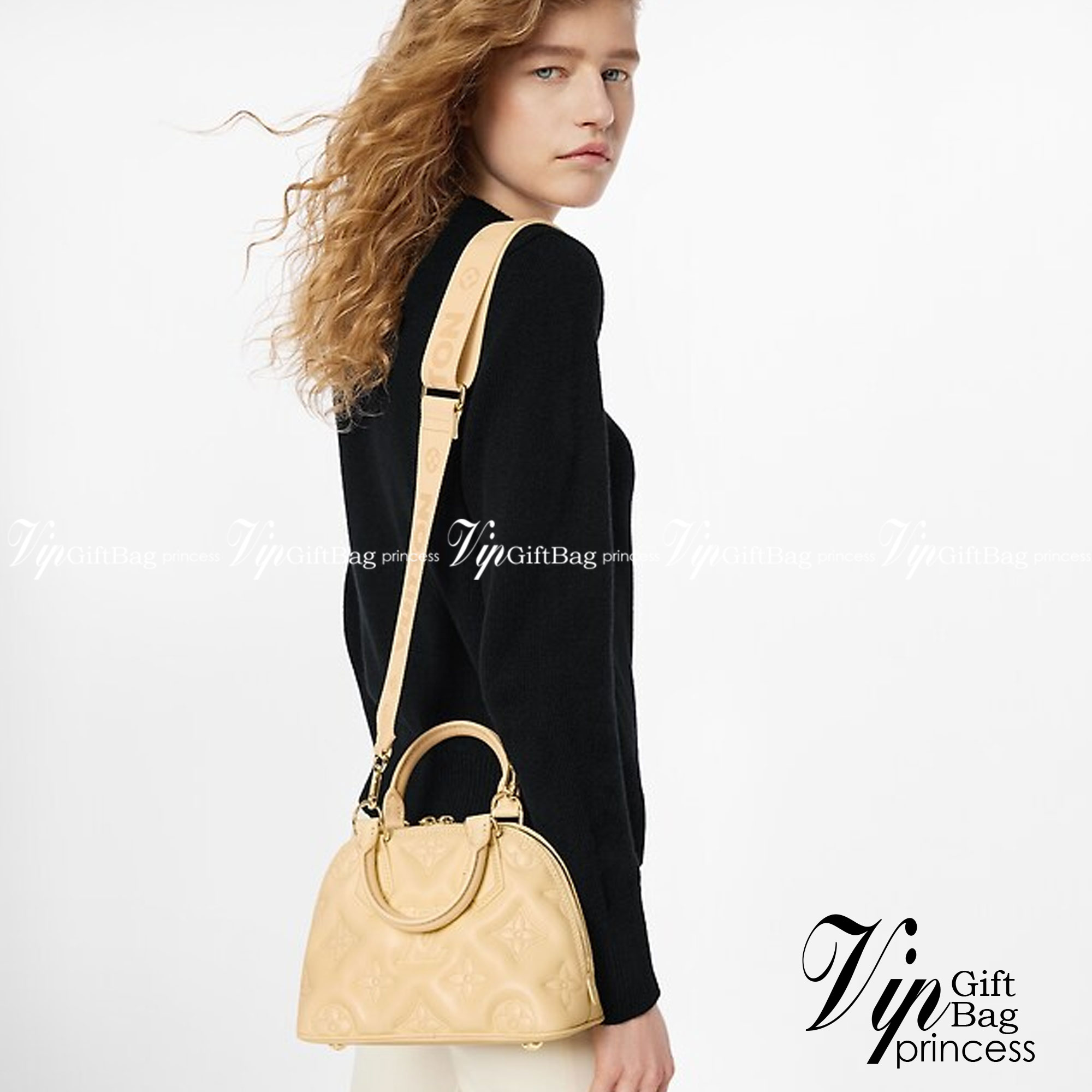 LV Alma BB Vernis กระเป๋าทรงโดมสุดฮิต ที่สาวๆตามหา สวยสะพายขับผิว อัคลุคไฮน์ที่สุด ขนาดกำลังดี เรียบแต่หรู หูจับในตัวทำให้ใช้งานได้สะดวก พิเศษมีสายสะพายสปอร์ตเส้นใหญ่ ปรับเปลี่ยนตามลุคแต่ละวันได้เลย เปิด-ปิดด้วยซิป ภายในโล่งกว้าง ใส่ของสำคัญได้ครบถ้วน น่า