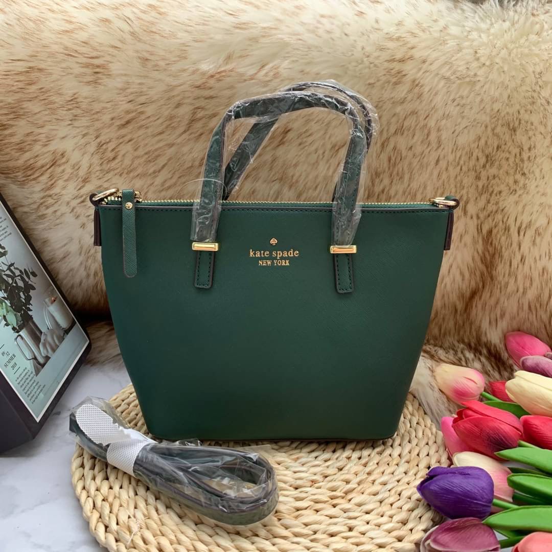 ของแท้ 💯% Kate Spade New York Cross Body Bag กระเป๋าถือหรือสะพาย หนัง Saffiano ภายในมีช่องซิปและช่องเล็ก มีหมุดรองฐานกันรอย 4 มุม อะไหล่ทองทั้งใบ ขนาดกำลังดี ใส่กระเป๋าสตางค์ยาวได้ค่ะ