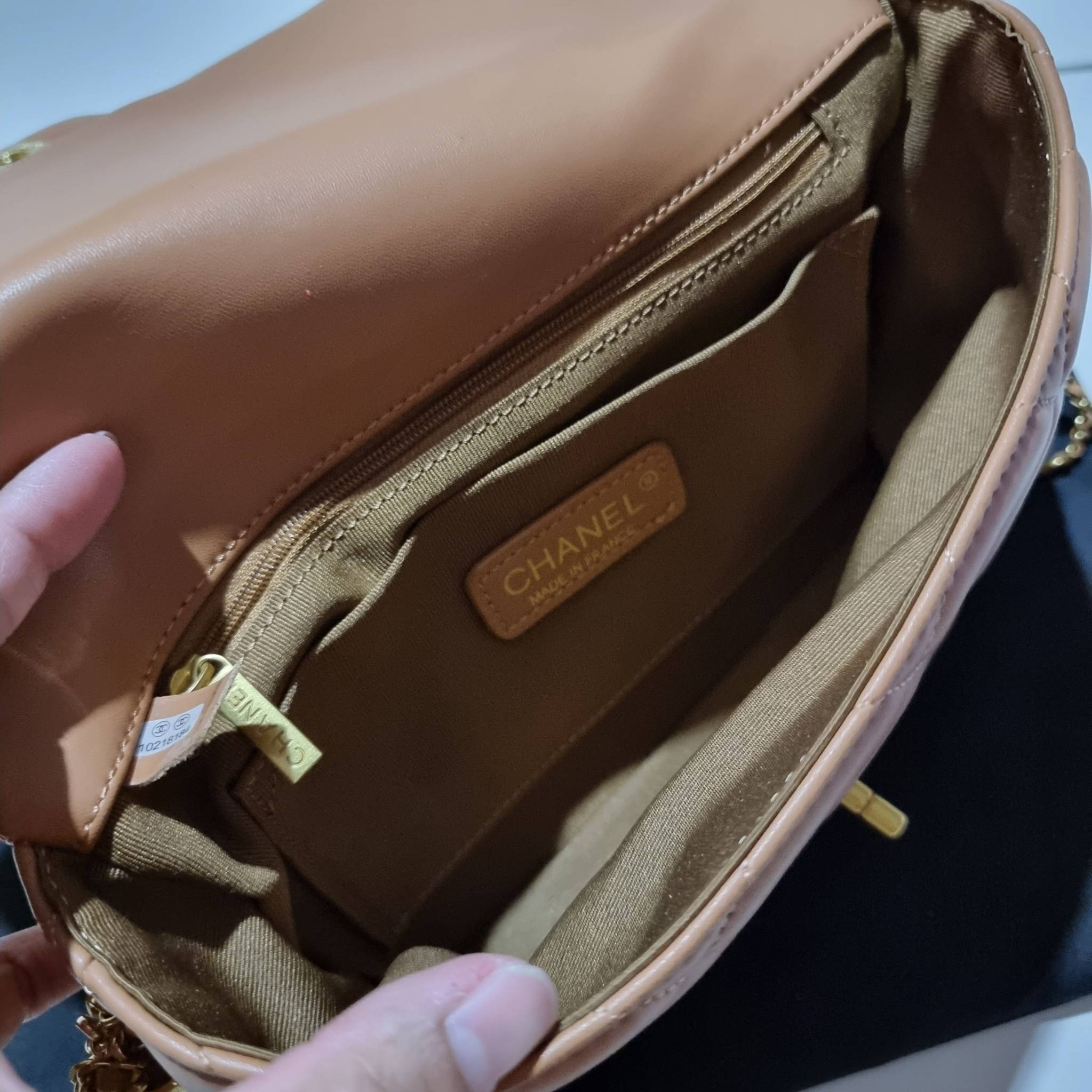 VIP 】สวยหรูพร้อมเสิร์ฟ!! กับไอเท็มสุดเลิฟจาก Chanel กระเป๋าสะพายที่สุดของความคุ้มค่า วัสดุหนังแกะนิ่มเต็มใบ เปิด-ปิดกระเป๋าด้วยตัวบิดล็อค ภายในกระเป๋าบุผ้าสวยหรู มีช่องโล่งกว้างจุของได้สบาย ใส่โทรศัพท์ กระเป๋าสตางค์ได้ มีช่องซิป 1 ช่อง ช่องย่อย 1 ช่อง ดีเ