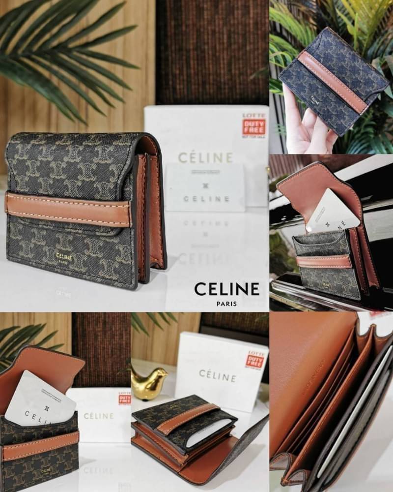 CELINE SHORT WALLET กระเป๋าสตางค์ซีลีนใบสั้น วัสดุ Triomphe Canvas หนังขึ้นลาย Signature Brand สวยอยู่ทรงมีโลโก้ด้านหน้าเปิดปิดด้วยฝาพับคาดเเถบหนังด้านหน้า ภายในมีโลโก้ มีช่องแบ่งหลายช่อง มีช่องใส่บัตรหลายช่อง สามารถช่องใส่เหรียญ บัตร ธนบัตรเเบบพับได้ ไอเ