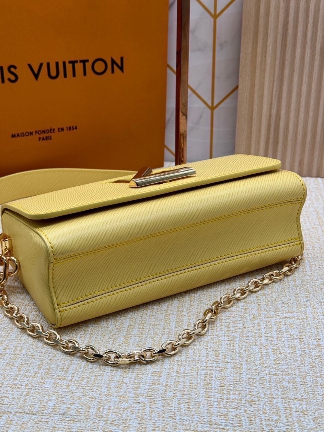 ORI หนังแท้ | LV Twist West Bag กระเป๋าสะพายหนัง Epi ลายเกรน สุดคลาสสิกมาดีไซน์ใหม่ในรูปทรงยาวเผยลุคมีระดับเหนือกาลเวลา ความหรูหราเข้ากับสตรีตสไตล์