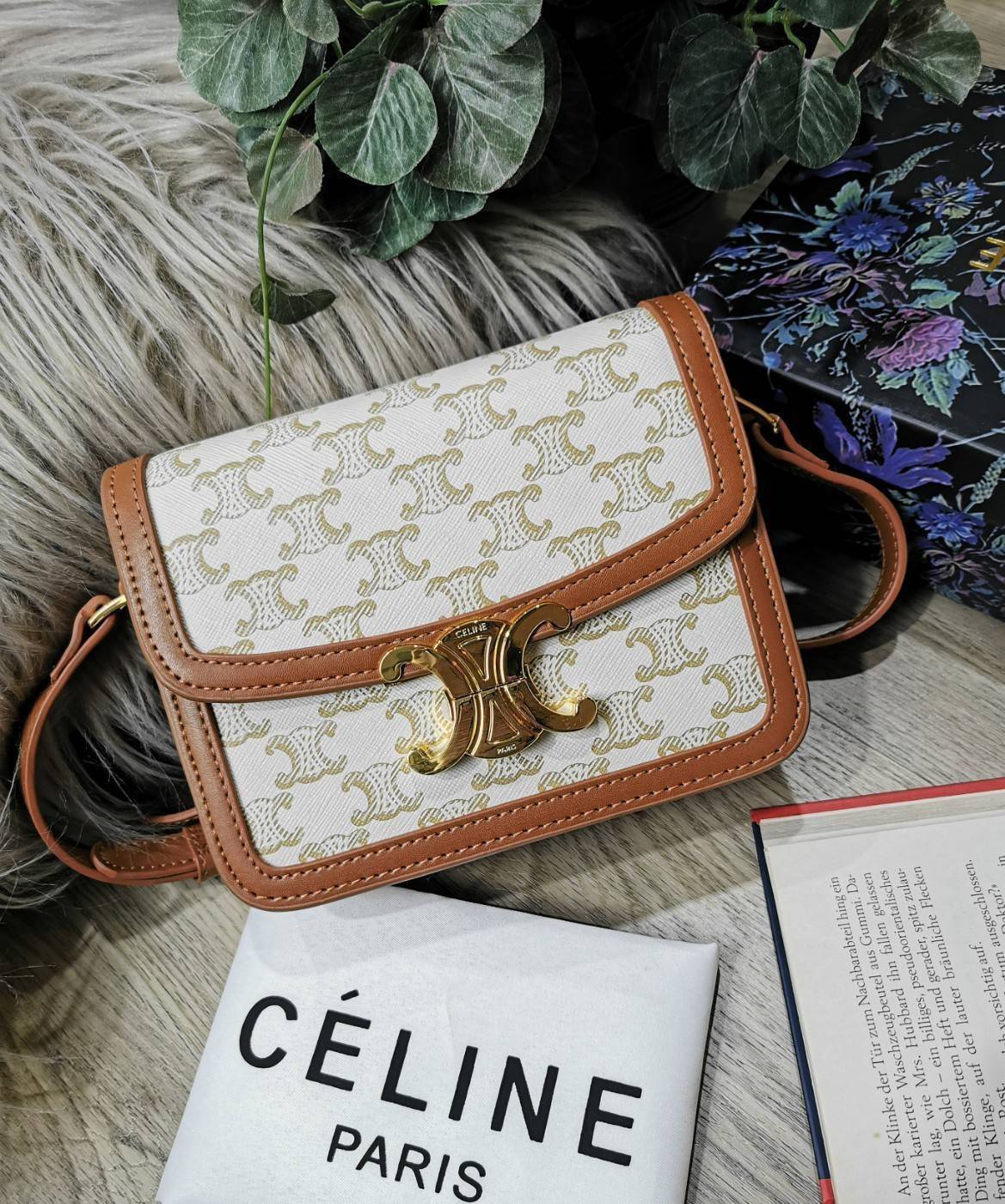 CELINE TRIOMPHE CROSSBODY BAG VIP GIFT WITH PURCHASE-GWP พรีเมี่ยมกิ๊ฟ Limited Edition จาก CELINE PERFUME DUTY FREE COUNTER วัสดุ TRIOMPHE CANVAS & LEATHER ดีไซน์ยอดนิยมสไตล์สาว LISA