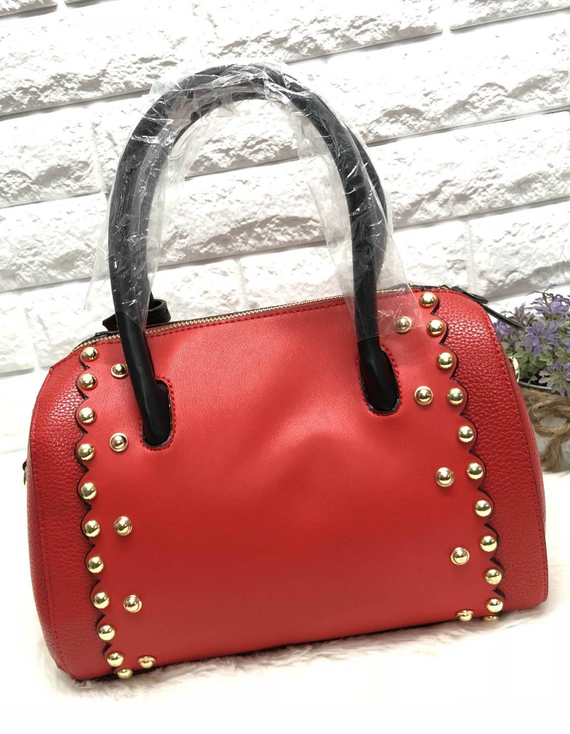 New arrival. Kate spade new york women’s bag 2018 พร้อมส่งรุ่นใหม่ล่าสุด กระเป๋าถือหรือสะพายข้างทรงหมอน มีมาให้เลือกถึง 4 ลาย ด้านหน้าติดโลหะโลโก้แบรนด์ตัวใหญ่ อะไหล่ทอง เปิดปิดกระเป๋าแบบซิป ภายในโล่ง กว้าง ใส่ของจุ มีช่องซิปหนึ่งช่อง ช่องเล็กสองช่อง ด้าน