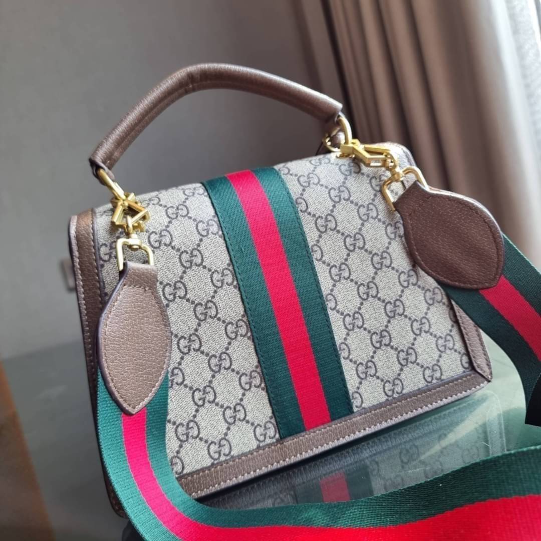 VIP 】กลับมาแล้วจ้า อีกรุ่นพรีเมี่ยมกิ๊ฟสุดฮิต!! หรู ดูผู้ดี!! GC CROSSBODY STRAP BAG WITH GWP กระเป๋าสะพายข้าง ดีไซน์สวย โดดเด่นไม่ซ้ำใคร วัสดุหนังแคนวาส เปิด-ปิดด้วยตัวกดล็อครูปผึ้ง (ผึ้ง) น่ารักมากๆ!! แถมฟรี!! แท็กพวงหนังห้อยเก๋ๆ ภายในกระเป๋าเป็นช่องโล่