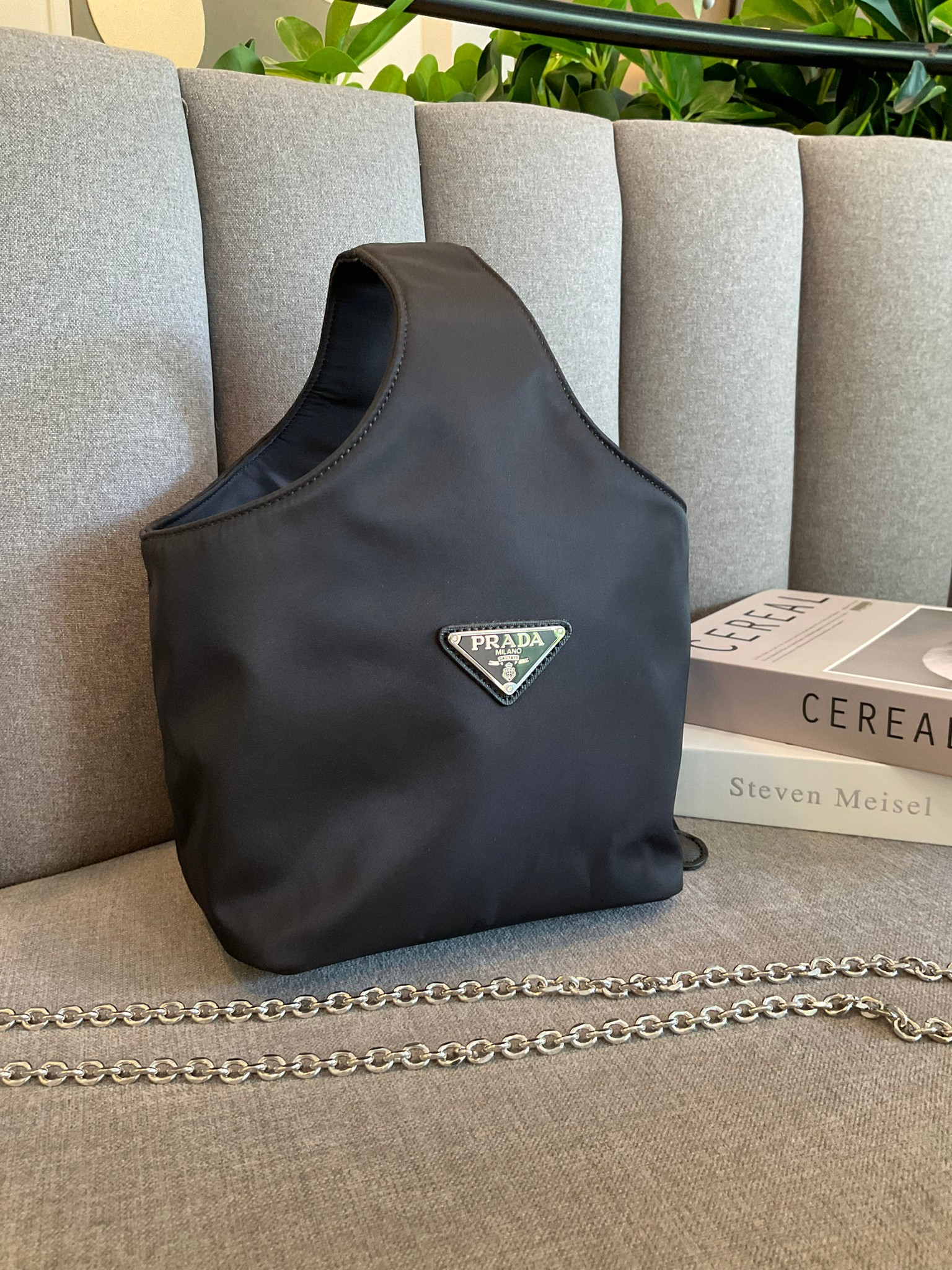 PRADA Tote Bucket Bag 2022 รุ่นใหม่พร้อมส่ง กระเป๋าทรง Handbag & Crossbody แบรนด์ Prada อีกรุ่นที่ขนาดกำลังน่ารัก ตัวกระเป๋าตั้งอยู่ทรงสวย กันน้ำ ด้านหน้าประดับโลโก้ อะไหล่เงิน สวยหรูเว่อร์วัง