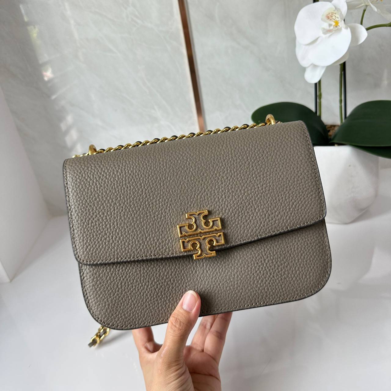 Tory Burch Britten Small Convertible Shoulder Bag คอลเลคชั่นใหม่สุดเรียบหรู กระเป๋าสะพายไหล่หรือสะพายข้าง วัสดุหนังอย่างดี ภายในแบ่งช่องเป็นสัดส่วน