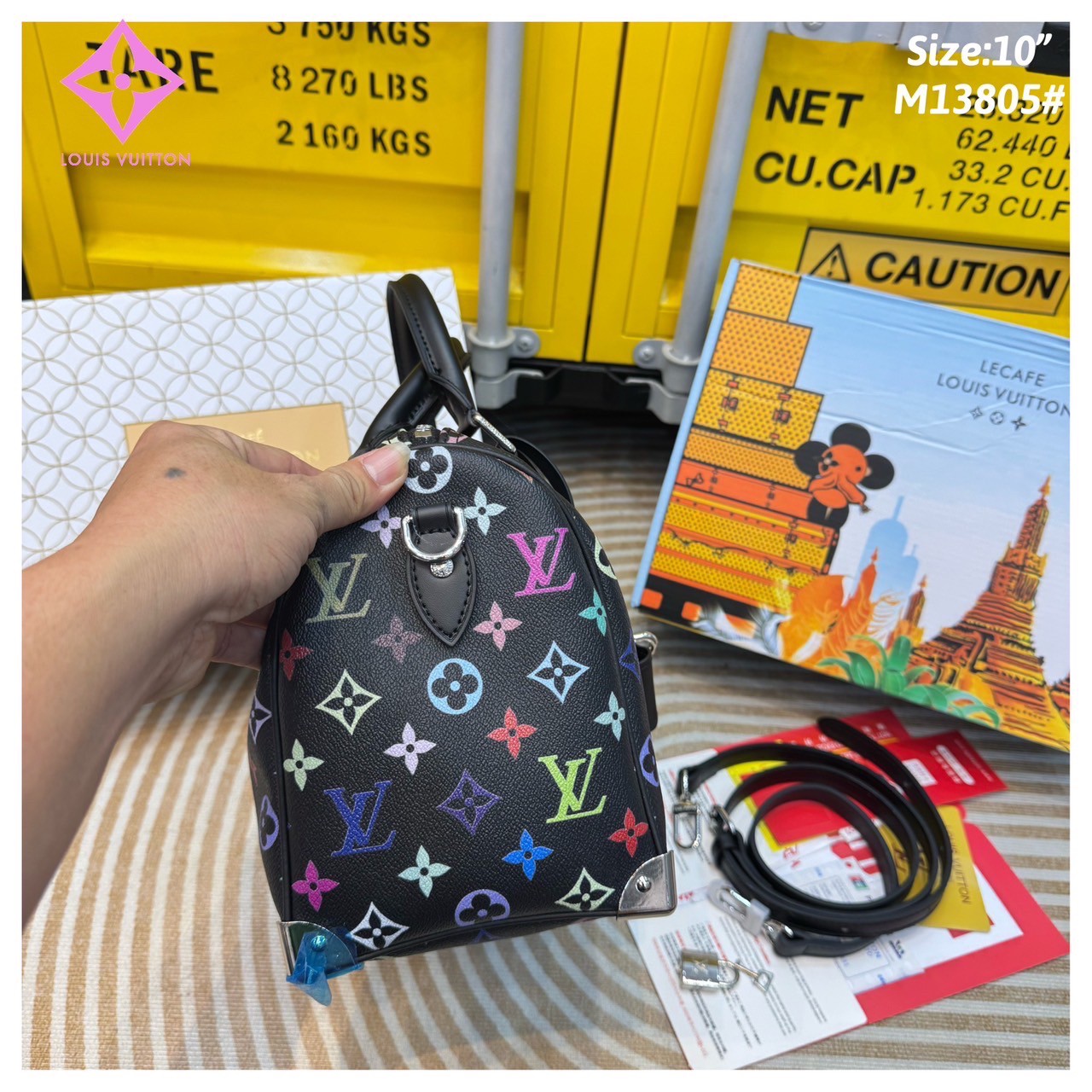 LV x TM - Speedy Bandoulière 25 bag กระเป๋าทรงหมอน รุ่นใหม่ท็อปฮิต สวยหรูโดดเด่น มีชีวิตชีวาในคอลเล็คชั่น LV x Murakami ด้วยลายโมโนแกรมสุดไอคอนิกเปี่ยมสีสันที่รังสรรค์ขึ้นใหม่จากพาเลตต์สีสุดป๊อปอันเป็นเอกลักษณ์