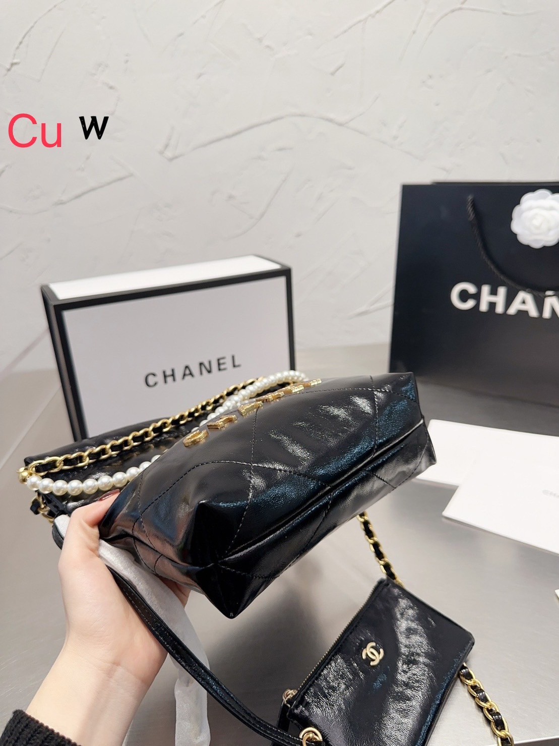 Chanel 22 mini bag with pearls 8" / Chanel Bag พร้อมส่ง กระเป๋าสะพาย สายโซ่อะไหล่ทองพร้อมสายมุกสวยหรู ทรงยอดฮิตในปี 2023 หิ้วหรือคล้องไหล่ได้ มาพร้อมกล่อง อปก ครบเซ็ท รอบนี้จัดราคาพิเศษสุดคุ้มค่ะ ใช้งานต่างประเทศได้ ภาพถ่ายจากงานขายจริง