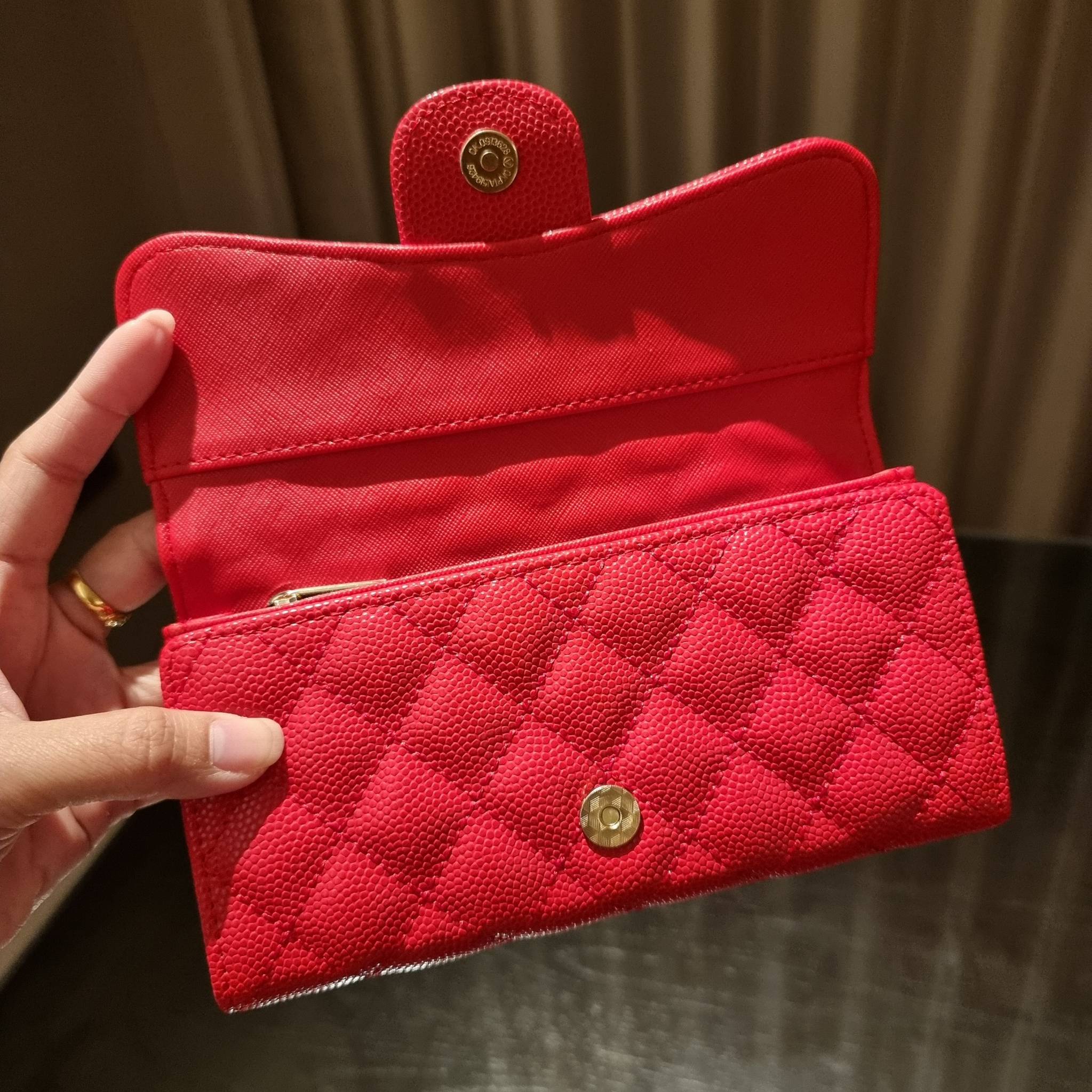 VIP 】กระเป๋าสตางค์ใบยาวรุ่นฝาพับที่ถามหากันมากที่สุด!! สวยรับทรัพย์จาก Chanel วัสดุหนังลายคาร์เวีย ลุคผู้ดีที่สุด เปิด-ปิดด้วยกระดุมแม่เหล็ก ภายในกระเป๋ามีช่องใส่บัตรได้เยอะ ใส่ธนบัตร ใส่เหรียญได้ มีช่องซิปแยกอีกหนึ่งช่อง ดีไซน์เรียบหรูดูคลาสสิค!! สาวๆห้า