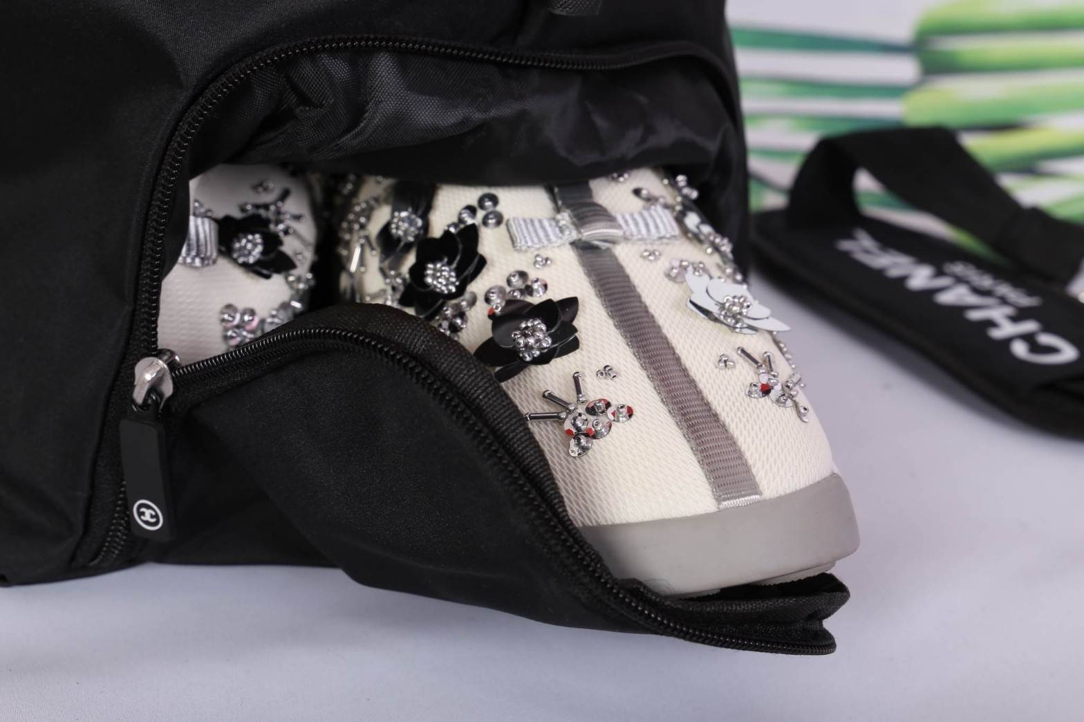 Chanel Authentic VIP Gift Bag Duffle Gym Travel สินค้าเป็นของแท้ รุ่นใหม่ จากเค้าเตอร์เครื่องสำอาง/น้ำหอมของแบรนด์- Chanel vip gift bag ของแท้ 100% ใช้เป็นกระเป๋าเดินทาง/ไปฟิตเนส ไปยิมหรือต่างจังหวัดได้สบายเลยค่ะ หัวซิปปั้มโลโก้ ด้านในเป็นช่องกว้าง และช่อ