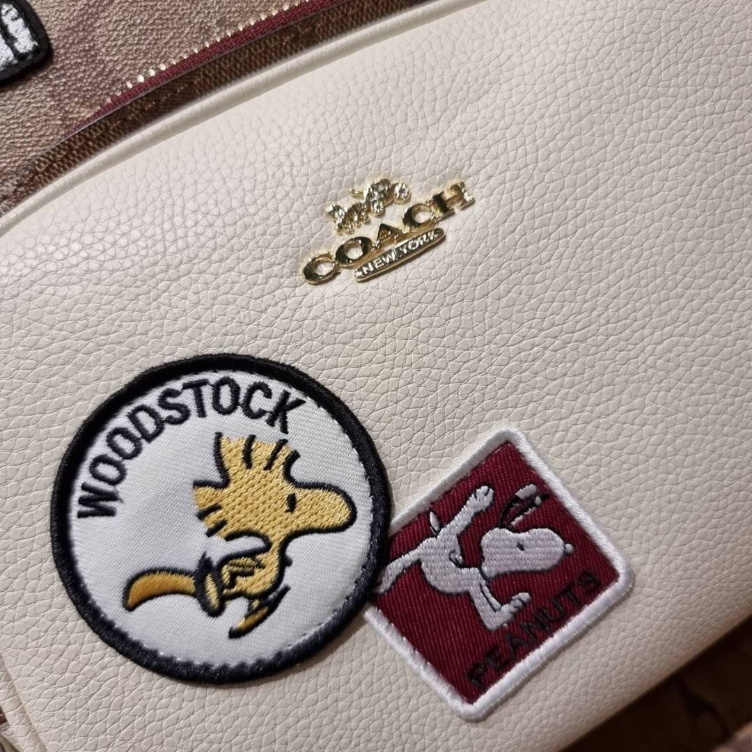COACH C4115 COACHxPEANUTS COURT BACKPACK IN SIGNATURE CANVAS WITH VARSITY PATCHES แรงดีไม่มีตก กับคอลเลคชั่นที่ใครๆก็หลงรัก กระเป๋าเป้ทรงสวย ดีไซน์ตกแต่งลายสนูปพี โดดเด่นกว่าใคร วัสดุหนังแคนวาสสลับหนัง pepble ลงตัวที่สุด เป็นไอเท็มที่น่ารักและแฝงความหรูเล