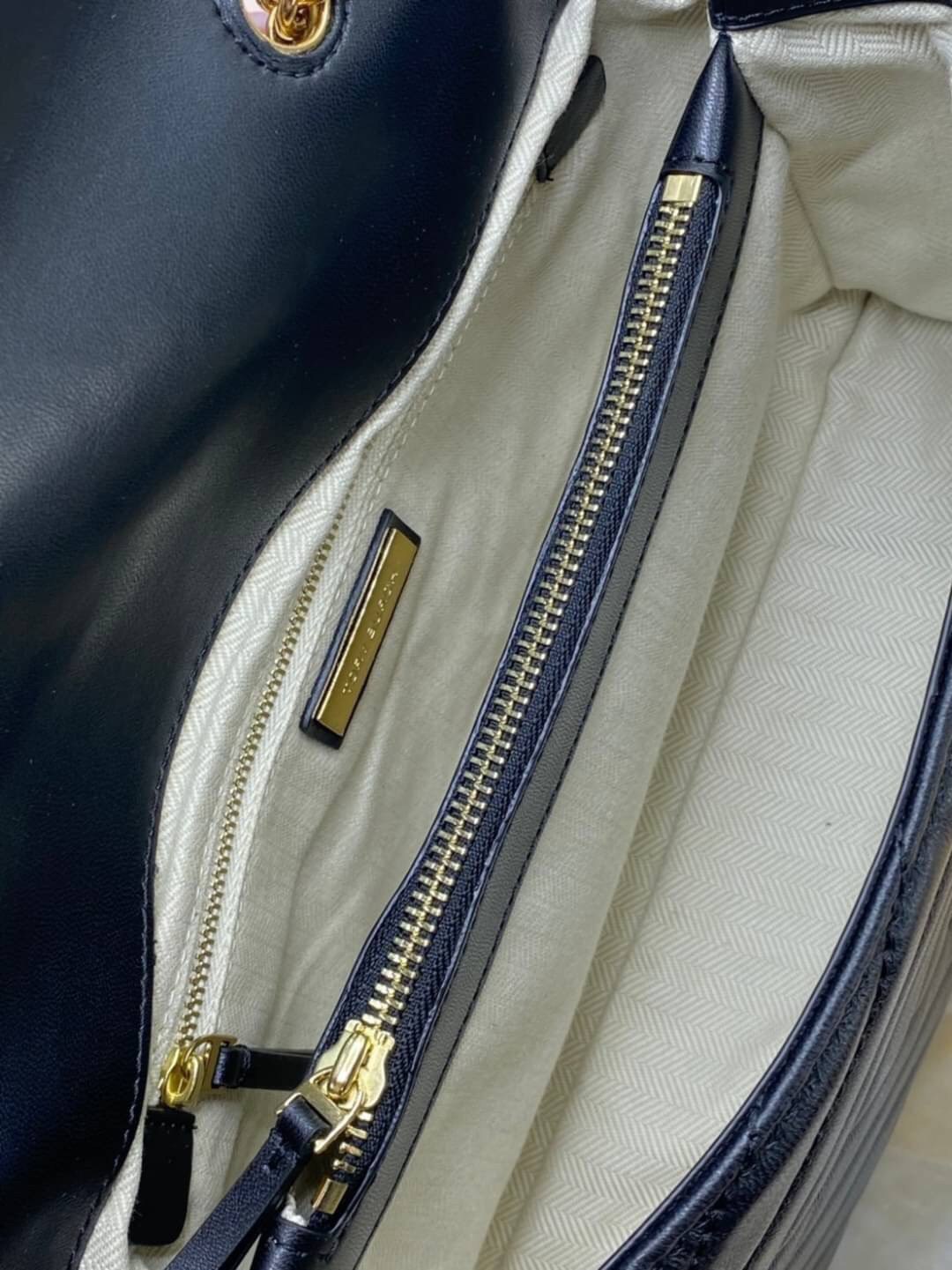 Large : Tory Burch Kira Chevron Quilted Convertible Leather Crossbody Bag เป็นกระเป๋าที่ใช้ในการออกงานสำคัญหรือวันที่มีปาร์ตี้สังสรรค์ คุณควรเลือกใช้กระเป๋าที่มีดีไซน์สะดุดตา เพราะจะช่วยยกระดับและเพิ่มเสน่ห์ให้กับตัวคุณเองมากยิ่งขึ้น หากเป็นงานทางการ เช่น