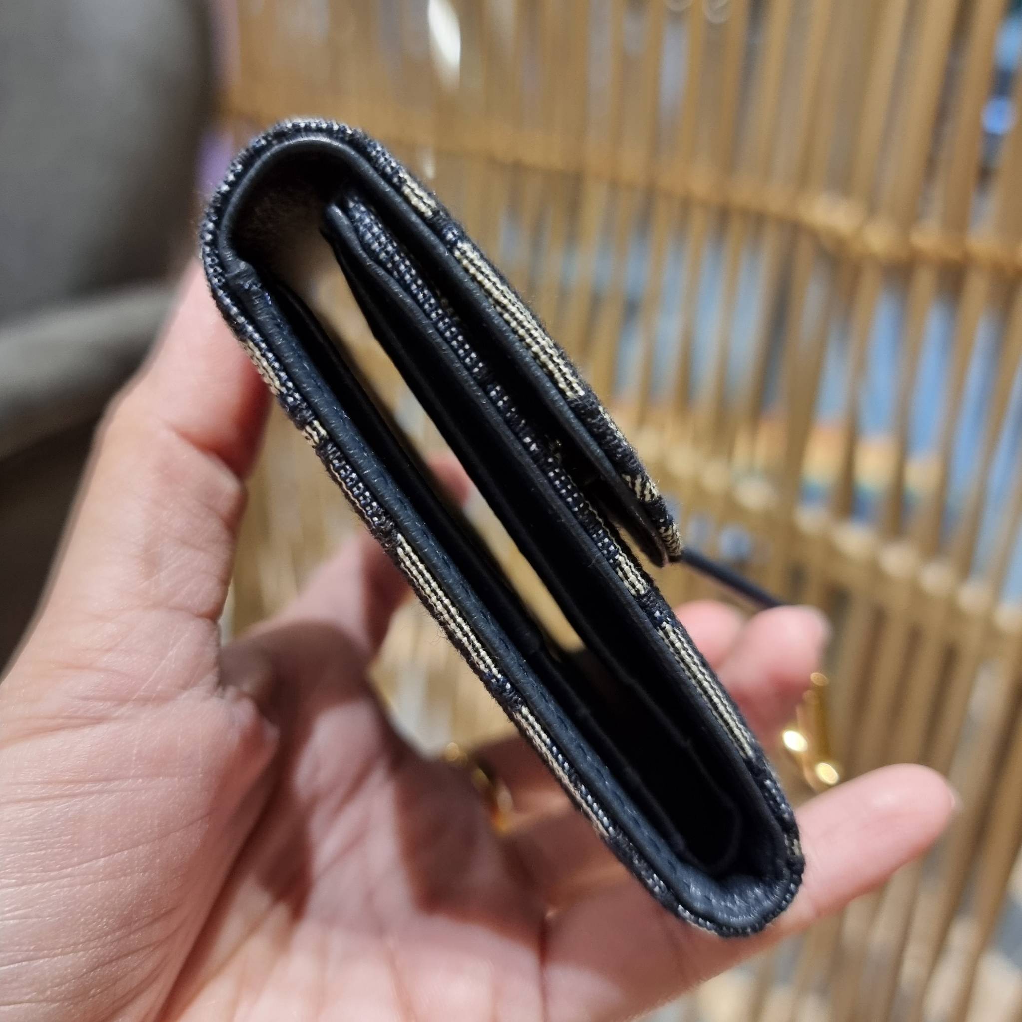 VIP 】CD MULTI WALLET WITH GWP กระเป๋าสตางค์ขนาดเหมาะมือ กะทัดรัดไม่กินพื้นที่ พรีเมี่ยมกิ๊ฟจากเคาน์เตอร์ ดีไซน์แบบพับ ใช้งานง่าย สวยน่ารักน่าใช้ตรงโลโก้ห้อย วัสดุผ้าแคนวาสปักลาย สลับหนังแท้ภายใน ภายในมีช่องใส่บัตร ใส่ธนบัตรได้ สะดวกใช้มากๆ มาพร้อม box set