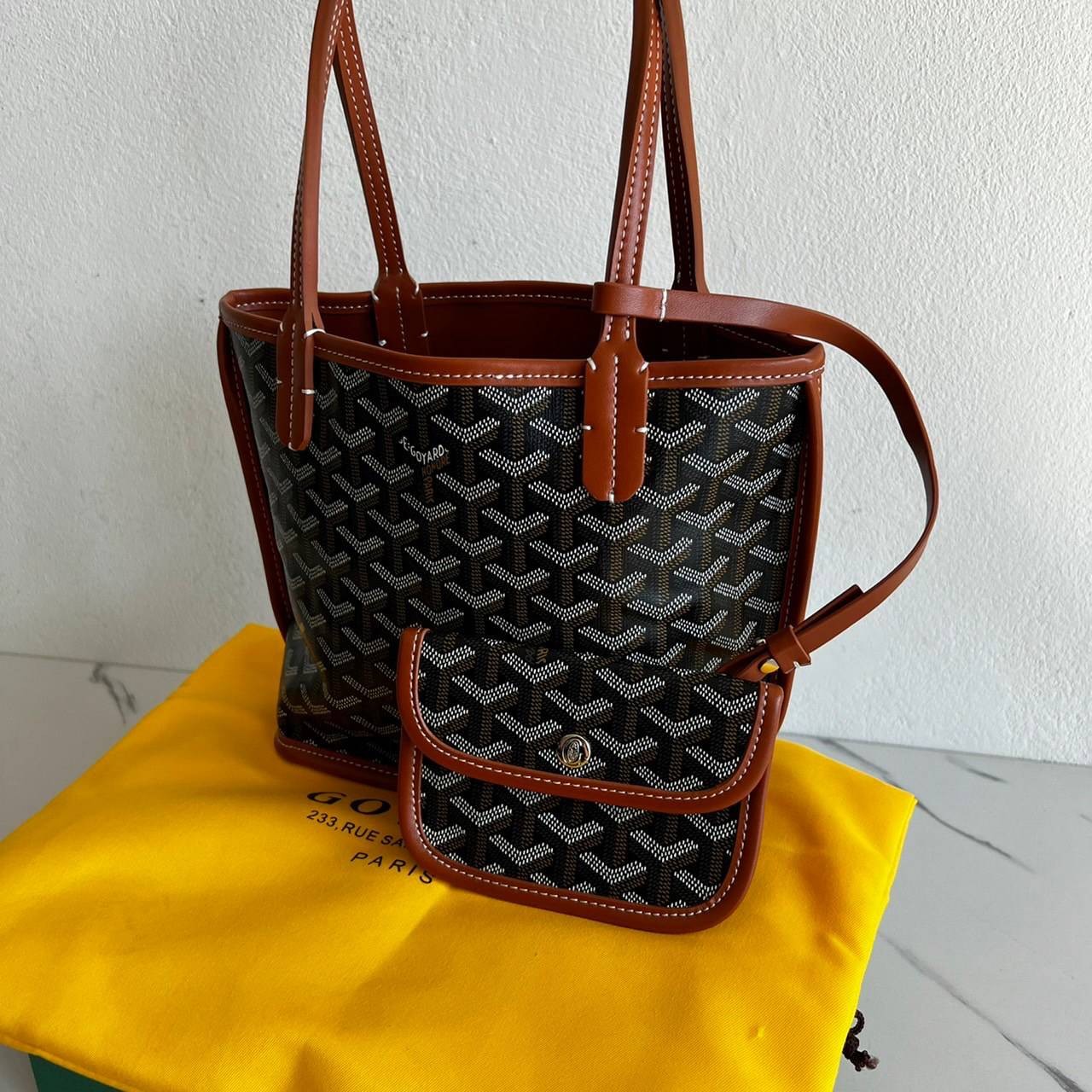 ori GOYARD saint louis mini tote reversible bag / GOYARD ANJOU TOTE MINI กระเป๋าทรงโท้ตมินิ ใช้ได้สองด้านเป็นหนังแท้เกรดดีทั้งใบ ทำให้การใช้งานได้ทนทานกว่า พิมพ์ลายคมชัด ขนาดกำลังน่ารัก ภายในโล่งกว้าง ใส่ของได้เยอะพอสมควรเลยค่ะ ดีไซน์ทรงสวยน่าใช้ แค่ถ