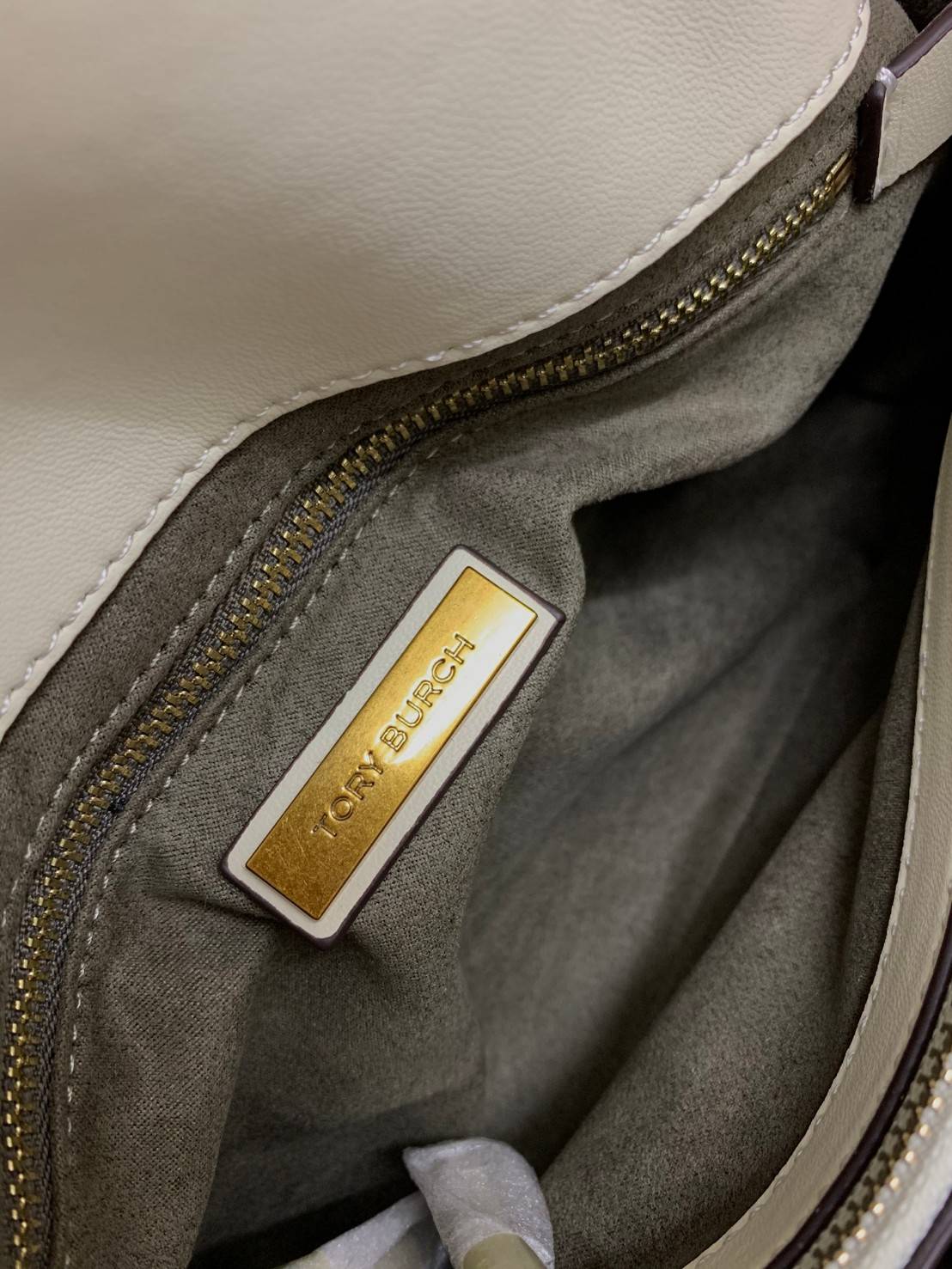 TORY BURCH KIRA QUILTED SMALL BAG พร้อมส่งที่ไทย ไม่ผิดหวังแน่นอนค่ะ! กระเป๋าหิ้วหรือสะพายข้างได้ วัสดุหนังแกะแท้ทั้งใบ ((หนังแกะจะมีคุณภาพดีเงานิ่มและแพงกว่าหนังวัวจ้า)) หนังนิ่มสวยงามมากๆค่ะ เปิดปิดกระเป๋าแบบหมุนล็อคแบบโลโก้แบรนด์ ใช้อะไหล่คลาสสิคดูหรูเ