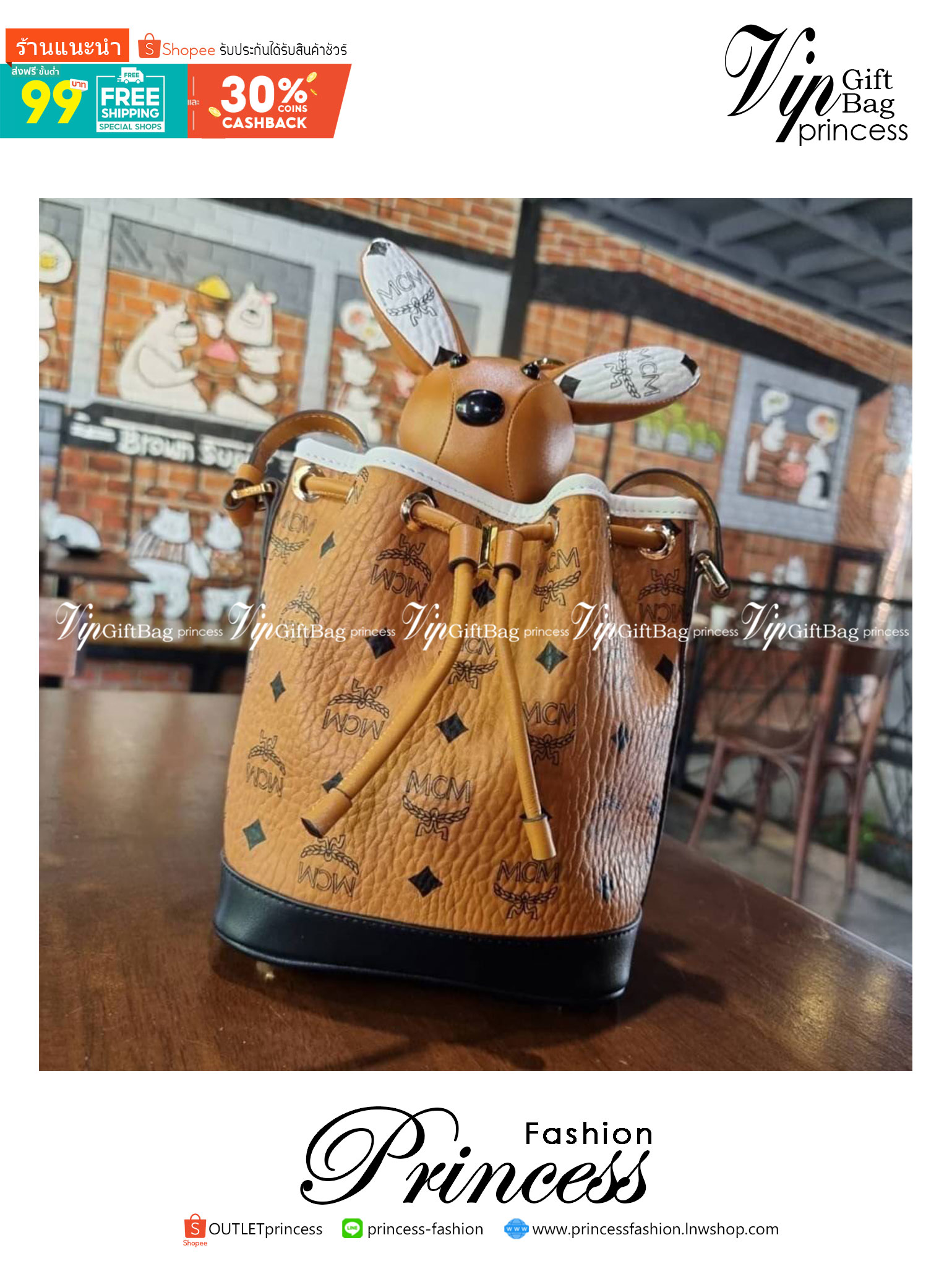 M.C.M ZOO RABBIT DRAWSTRING BAG IN VISETOS LEATHER MIX คอลเลคชั่นซูมาใหม่ ฮิตหนักมากที่เกาหลีและญี่ปุ่น ไอเท็มสุดคิ้วท์ น้องกระะต่ายโดดเด่น กระเป๋าสะพายทรง bucket ไซส์เล็กขนาดน่ารักน่าใช้ แฟชั่นสไตล์มากใบนี้ ดีไซน์น้องกระต่ายแอบในกระเป๋า และสามารถนำออกมาห