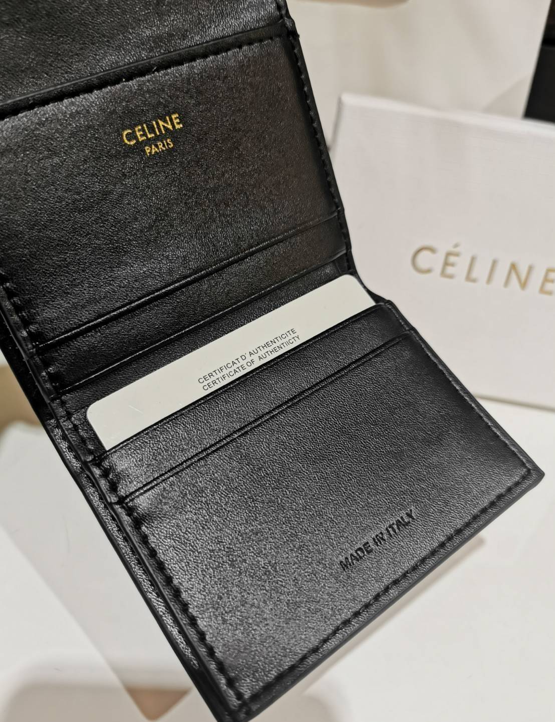 VIP 】CELINE SHORT WALLET VIP GIFT WITH PURCHASE GWP พรีเมี่ยมกิ๊ฟ Limited จาก CELINE HAUTE PARFUME DUTYFREE COUNTER วัสดุ Triomphe Canvas รุ่นใหม่เปิดปิดฝาพับกระดุม ภายในมีช่องแบ่งหลายช่อง ช่องใส่บัตรหลายช่อง ช่องใส่ธนบัตรใส่แบงก์พันได้เหมือนกระเป๋าสตางค์