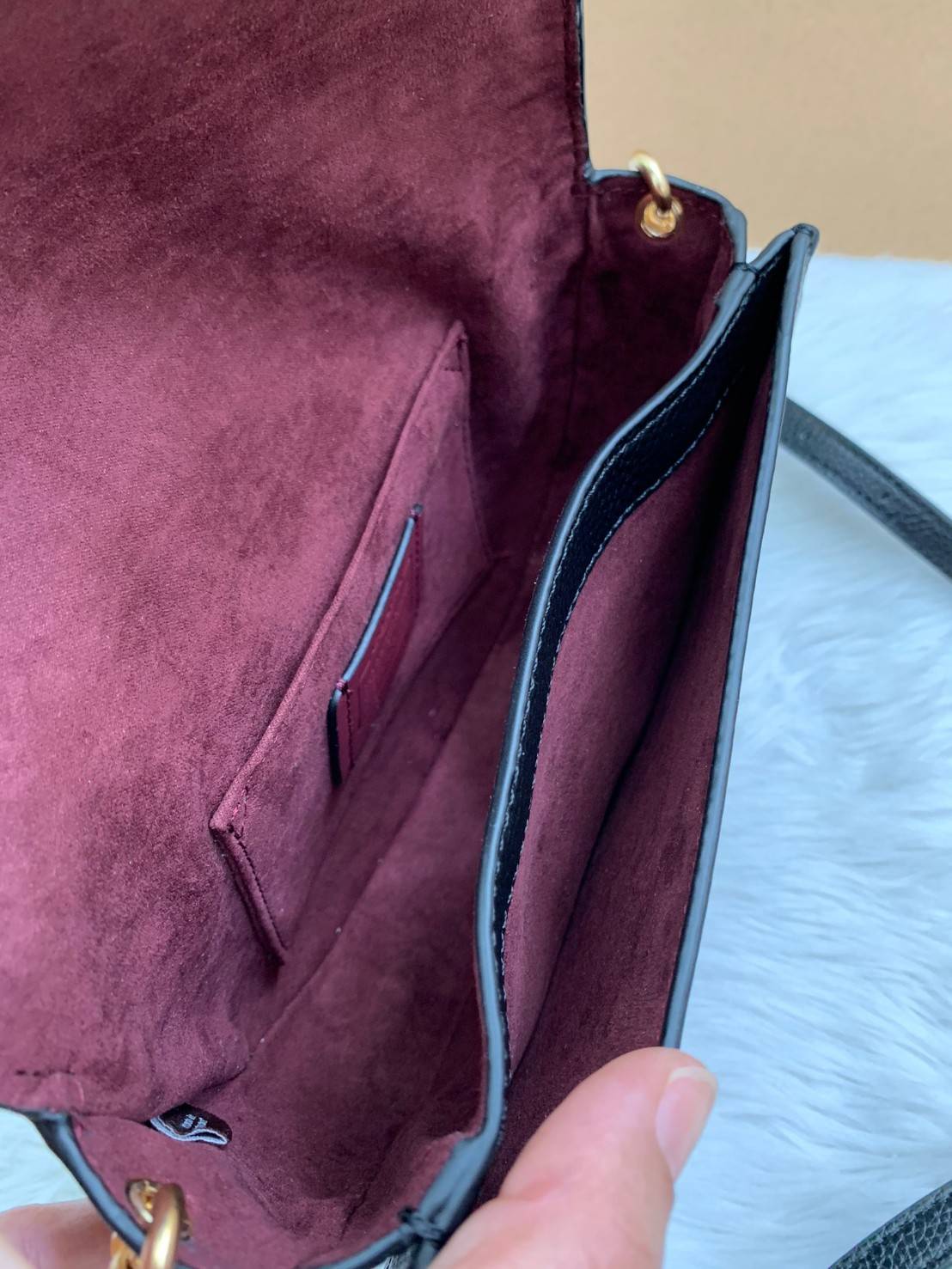 พร้อมส่งที่ไทยครบทั้ง6สีค่ะ 😘 Coach Ellen Crossbody In Signature ((C1432)) กระเป๋าทรงฮาฟมูนรูปทรงคลาสสิก ออกแบบให้มีลักษณะโค้งมน ไม่ดูเป็นทรงแข็งจนเกินไป ดีไซน์และสีของกระเป๋ายังเรียบง่าย เข้าได้กับทุกชุด สะพายครอสบอดี้ร์//สะพายข้าง หรือถือแบบคลัท