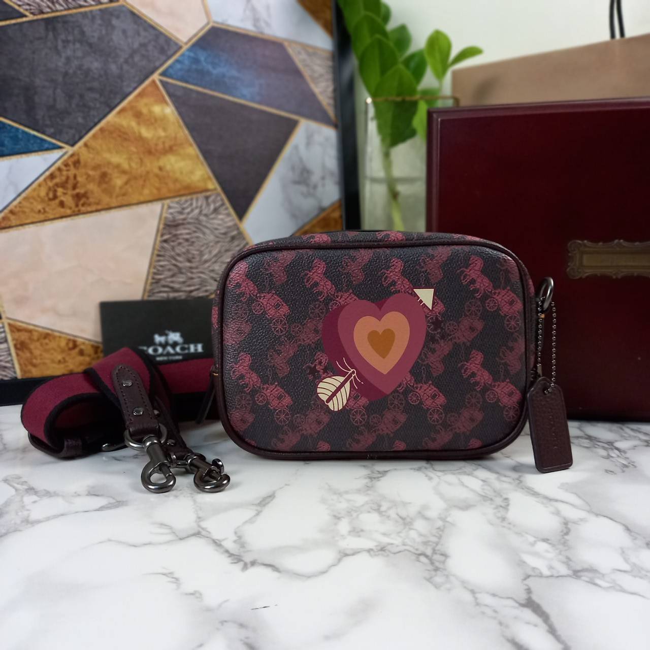 COACH Camera Bag 26, rainbow-red pattern COACH Camera Bag 16 With Horse And Carriage Print and Heart OXBLOOD (F79369 F88264) 🍁น่าใช้มากมาย รุ่นนี้มาพร้อมสายสปอร์ตใหญ่ ถอดเก็บได้ ปรับระดับได้ หนาแน่น ทนทาน จุของได้เยอะพอสมควร //วัสดุแคนวาส