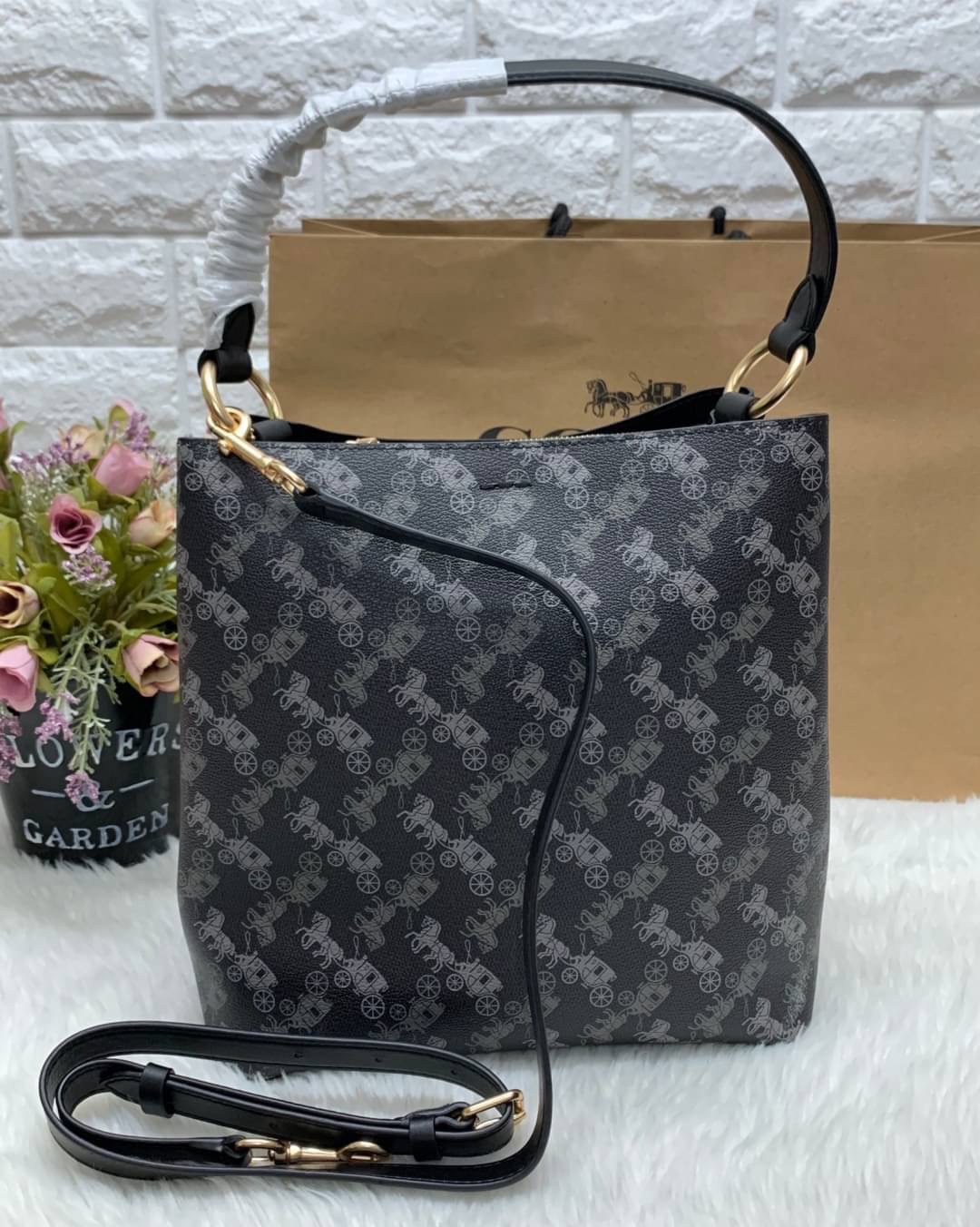 COACH TOWN BUCKET BAG WITH HORSE AND CARRIAGE PRINT ((2081-236)) 🔺กลับมาแล้ว ตามคำเรียกร้องค่ะ! กระเป๋าคล้องไหล่//สะพายข้างได้ วัสดุ pvc อย่างดี หนังนิ่มป่องพองตัวสวยงาม ลายรถม้าทั้งใบค่ะ ภายในกระเป๋าแบ่งเป็น2ช่องหลัก เปิดปิดแบบกระดุมแม่เหล็ก ภายใ