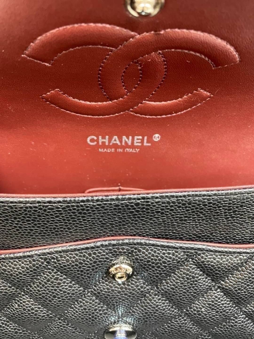 VIP GIFT 】หนังแท้ CHANEL Classic black caviar (อะไหล่เงิน/ทอง) กระเป๋าสะพาย LOOK Cool ใบนี้ ไม่มีถือว่า Out มากๆ ไม่ต้องพูดถึงความสวยเยอะ เพราะยอดขายถล่มทลาย ไม่มีไม่ได้แล้วค่าา