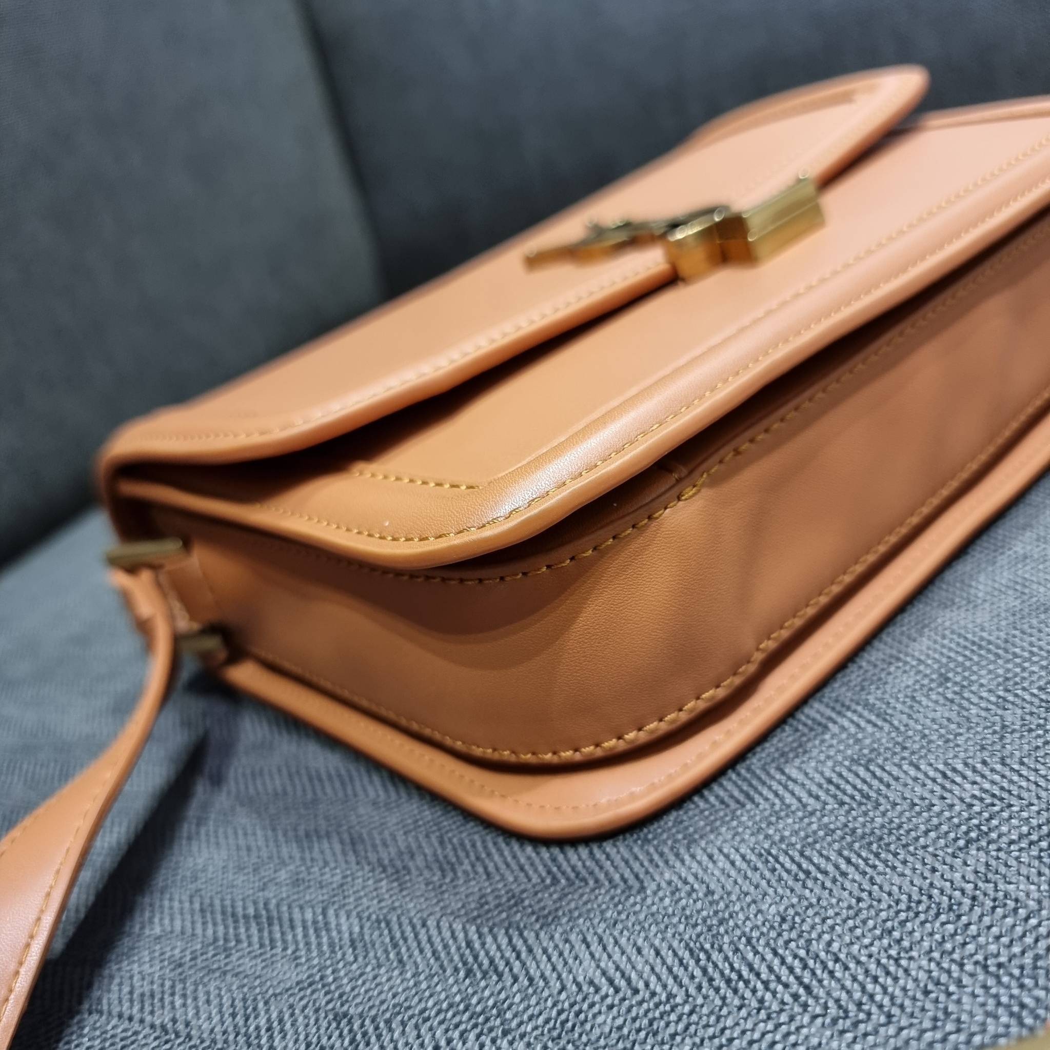 YSL SOLFERINO SATCHEL LEATHER / Yves Saint laurent crossbody bag กระเป๋าสะพายข้าง โลโก้โดดเด่น ดีเทลดูแพงด้วยตัวล็อค ใช้งานง่าย แน่นหนา วัสดุหนังแท้เต็มใบ ภายในเป็นช่องโล่ง ใส่ของสำคัญได้เลยสบายๆ สายสะพายครอส ปรับใช้ได้ตามตัว ใบจริงสวยคม ราคาสุดคุ้มพร้อม 