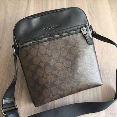 COACH Men Houston Signature Messenger Bag กระเป๋าสะพายข้าง crossbody หนังลาย signature brand เปิดปิดด้วยซิป ภายในโล่งใส่ wallet ยาว, mini iPad และของใช้ได้ มีช่องเล็ก และช่องซิป สายสะพายปรับได้ค่ะ