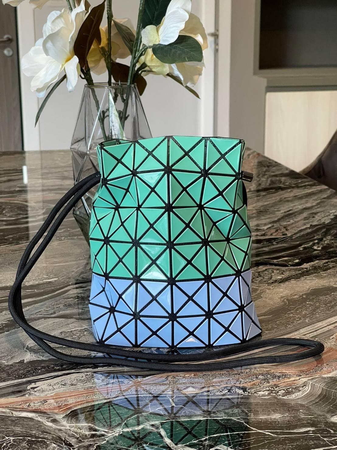 Baobao Issey Miyake Wring Small Bag กระเป๋าสะพายครอสบอดี้พร้อมสายรูดเปิดปิด สามารถปรับความยาวของสายได้ตามสไตล์ความชื่นชอบ ด้วยดีไซน์ทรงน่ารัก เหมาะสำหรับให้สาวๆหยิบใช้ในวันสบายๆ แต่เต็มเปี่ยมไปด้วยความคล่องแคล่ว ไฮไลต์ของซีซั่นนี้คือกระเป๋าที่มาพร้อมกับเช
