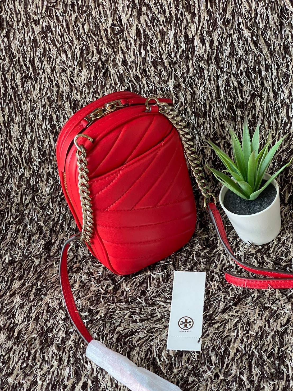 Tory burch kira chevron n/s crossbody bag กระเป๋าสำหรับใส่มือถือหรือของจุกจิกต่างๆ ได้กลายมาเป็นแฟชั่นสุดร้อนแรงแห่งปี คอลเลคชั่นนี้ออกมาเพื่อเอาใจสาวๆโดยเฉพาะ สีสันสุภาพเพื่อให้แมทช์กับสีสันของเสื้อผ้า ได้ง่าย ภายในยังสามารถแบ่งสันปันส่วนไว้สำหรับใส่บัตร