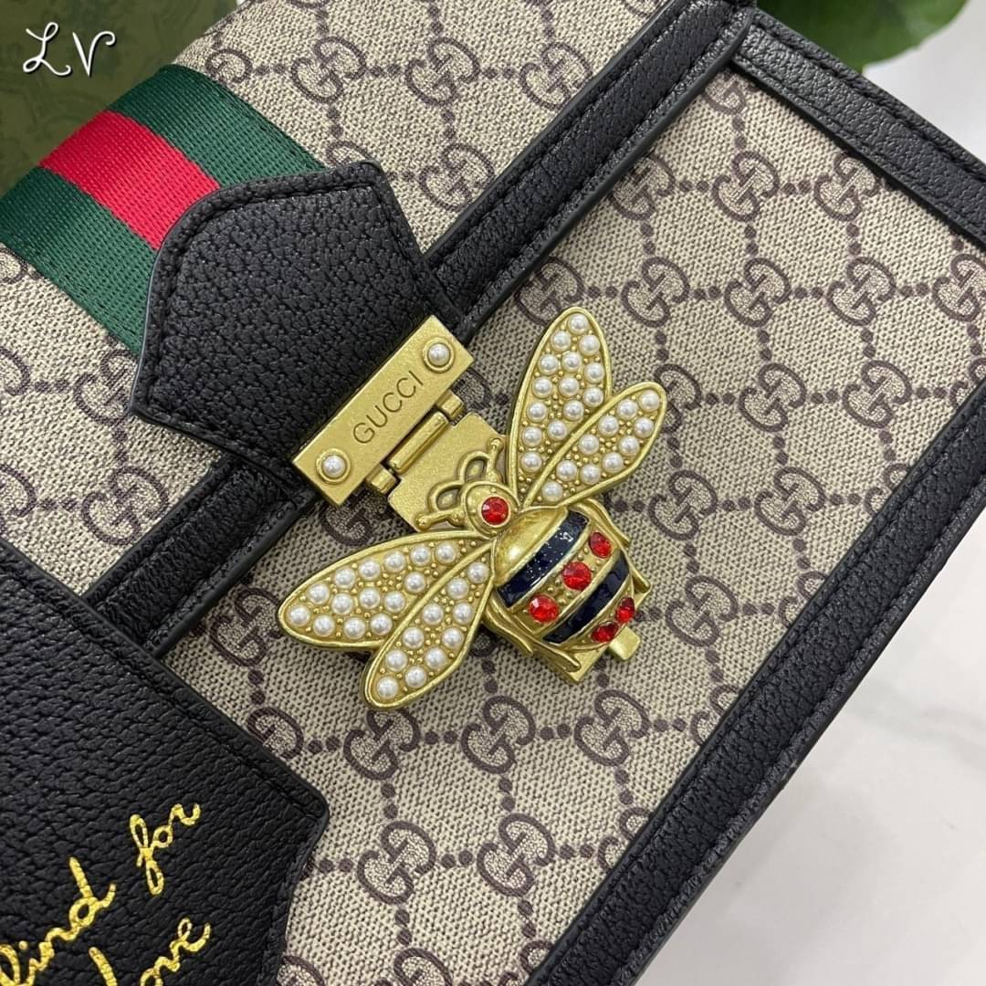 Gucci Queen Margaret GG small top handle bag กระเป๋าสะพายน้องผึ้งวินเทจใช้เป็น Everyday Bag สามารถใช้งานได้บ่อย และสามารถสะพายไปทำกิจกรรมต่าง ๆ ได้ทุกวันตัวกระเป๋าอยู่ทรงสวย จุดเด่นมีผีเสื้อแสนสวย อีกหนึ่งไอเท็มที่สาวๆต้องมีน้า พร้อมส่งที่ไทย ภาพถ่ายจากงา
