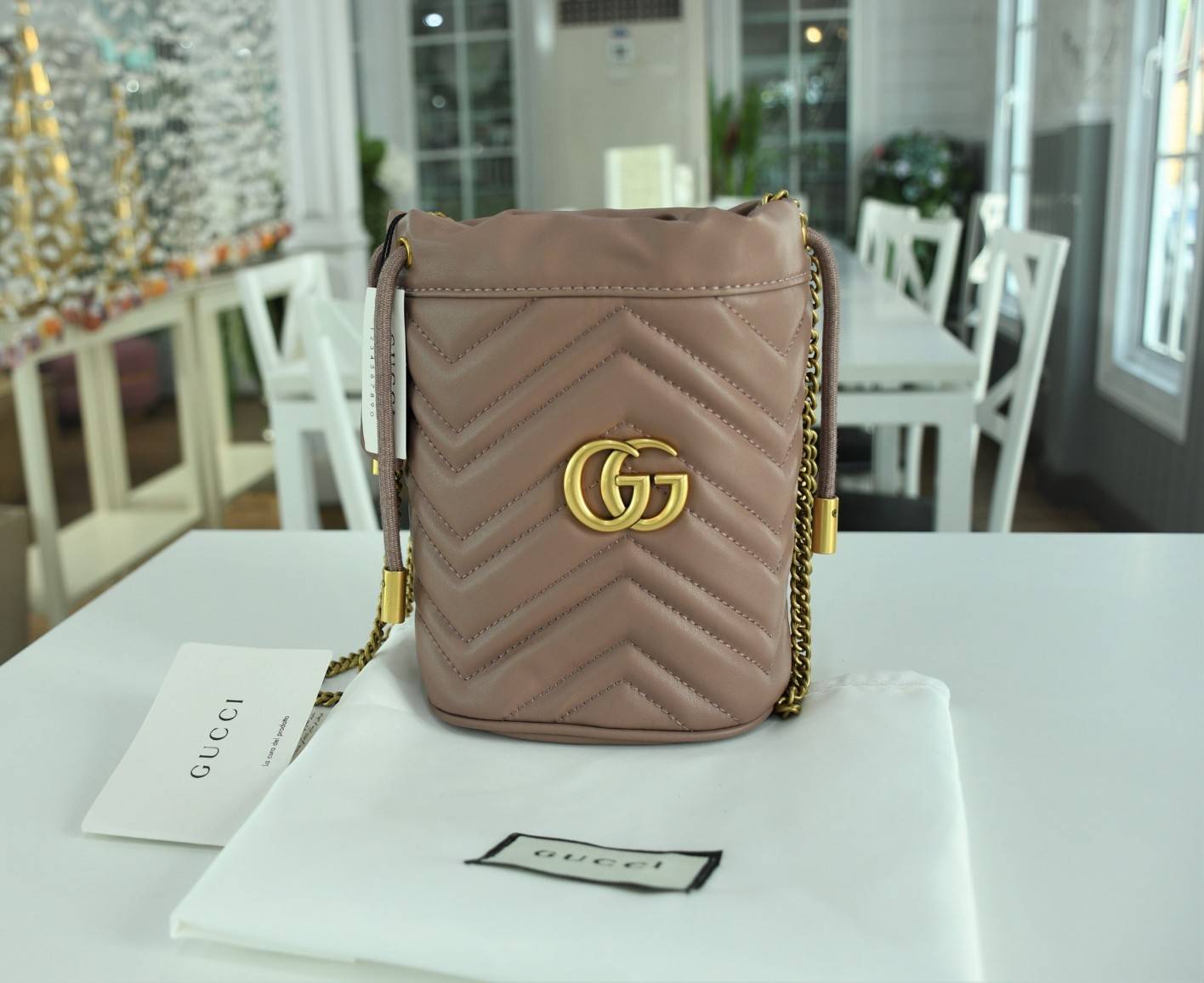 VIP 】Gucci GG Marmont mini bucket bag กระเป๋าสะพายข้าง Premiumgift วัสดุหนังแท้ ด้านในโล่ง มีช่องใส่บัตร3ช่อง ใส่กระเป๋าตังค์ ใส่โทรศัพท์ Iphone+ ได้ สายโซ่ยาว Crossbody ได้ ถอดสายได้ น้ำหนักเบา มาพร้อมถุงผ้าแบรนด์ ใบนี้คือที่สุด คุณหนูมากมาย ไม่ควรพลาดเล