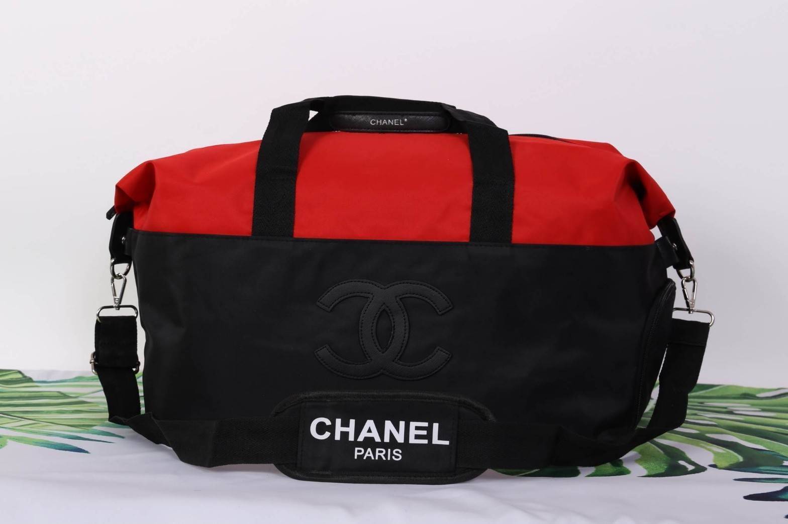 CHANEL VIP GIFT Large Travel Bag กระเป๋าเดินทาง Gift With Purchase รุ่น Limited Edition พรีเมี่ยมกิ๊ฟของเเท้จาก Chanel Perfumes Counter วัสดุ NYLON เนื้อหนาสีดำ-แดงเย็บโลโก้หนังด้านหน้า เปิดปิดด้วยซิป หัวซิปแบรนด์ใบใหญ่จุใจ พิเศษ! มีช่องใส่รองเท้าด้านข้าง