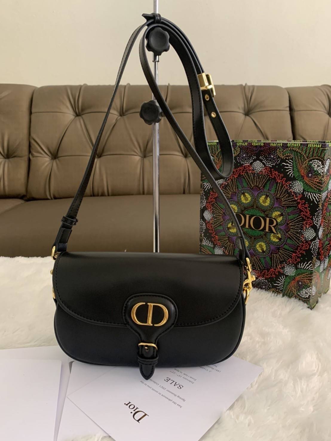 DIOR BOBBY EAST-WEST BAG (GWP) พรีเมี่ยมกิ้ฟ Limited Edition กระเป๋าสะพายขนาดกระทัดรัด น่ารักมากมาย วัสดุหนังแท้ (Calfskin) อะไหล่ทอง ตกแต่งด้านหน้ากระเป๋าแบบหัวเข็มขัด ประดับโลโก้ CD ด้านหลังสกรีนตัวอักษร "30 MONTAIGNE" มีช่องสำหรับเก็บของหนึ่ง