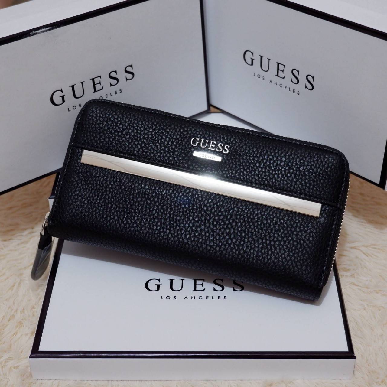 GUESS FACTORY WOMEN'S WALLET กระเป๋าสตางค์ใบยาว ดีไซน์สวย วัสดุหนังนิ่ม ประดับโลโก้แบรนด์สวย เปิดปิดด้วยซิปบน ภายในมีทั้ง ช่องใส่ธนบัตร แบงก์พัน และช่องใส่บัตรหลายช่องแยกเป็นสัดส่วน ภาพถ่ายจากสินค้าจริงสวยน่าใช้ค่ะ สาวๆที่กำลังหากระเป๋าสตางค์แบรนด์ดั
