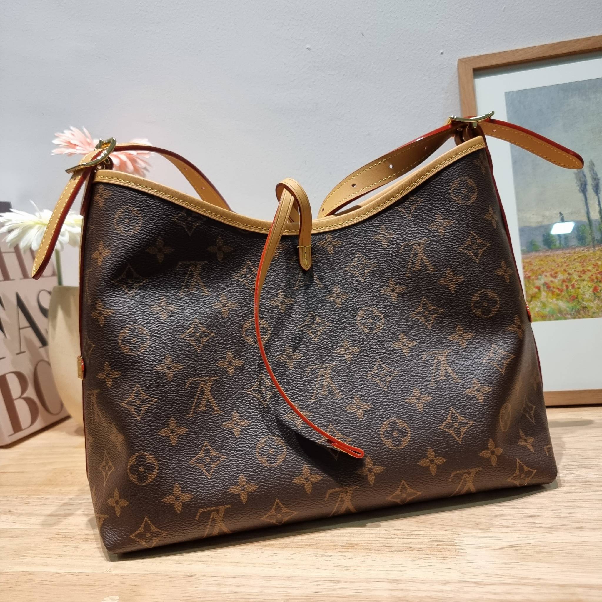 LV CARRYALL PM รุ่นลิมิเต็ดที่สาวๆตามหา กระเป๋าสะพายไหล่ทรงสวย ดีไซน์เรียบง่ายคลาสสิค หรู ดูผู้ดี รูปทรงใช้งานง่าย มาพร้อมใบลูก ไว้เก็บของจุกจิก วัสดุหนังแคนวาส ปากกระเป๋ามีสายหนังผูกกันของหล่นได้และยังมีกระดุมแม่เหล็กอีกด้วย สายสะพายถอดปรับได้ ภายในโล่งก